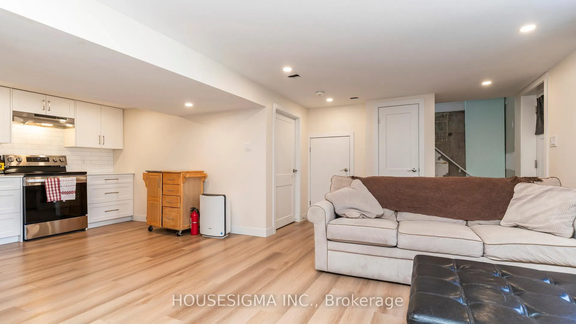 Photo 7 of 286 Burlington Crescent, London, South J — HOMEH