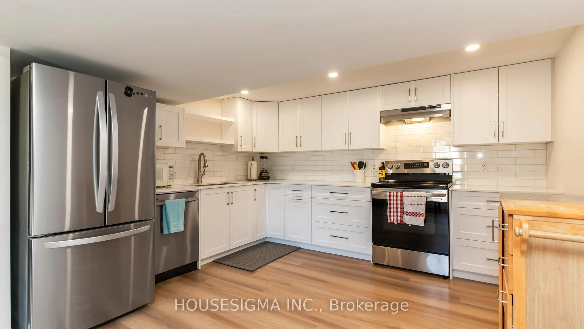 Photo 8 of 286 Burlington Crescent, London, South J — HOMEH