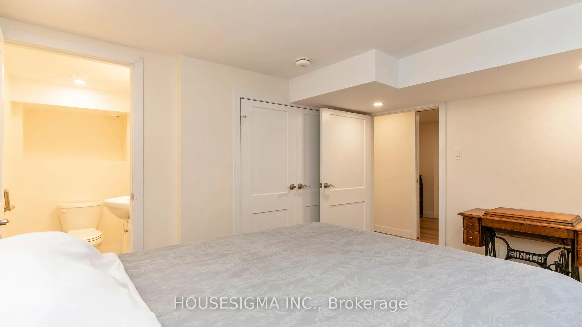 Photo 12 of 286 Burlington Crescent, London, South J — HOMEH