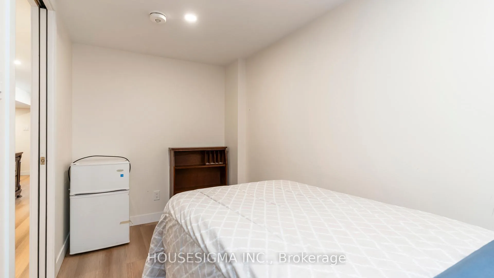 Photo 16 of 286 Burlington Crescent, London, South J — HOMEH