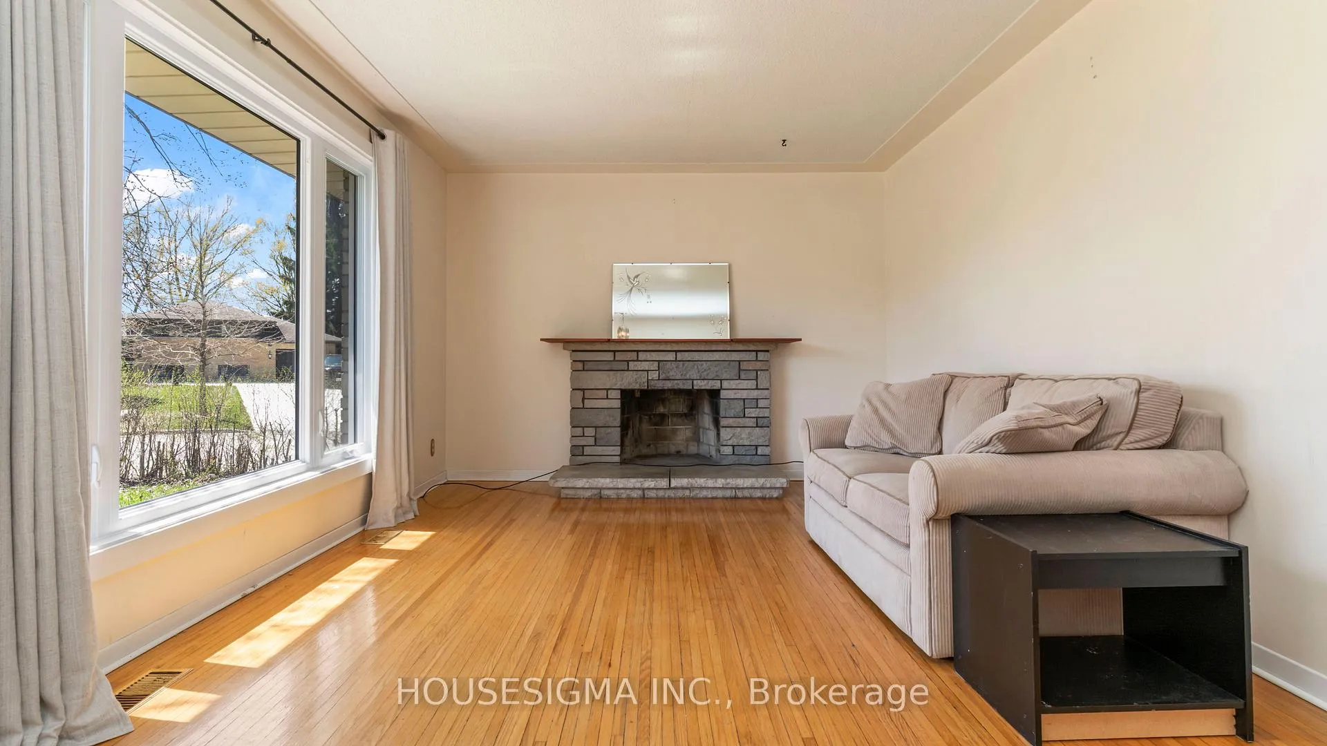 Photo 21 of 286 Burlington Crescent, London, South J — HOMEH