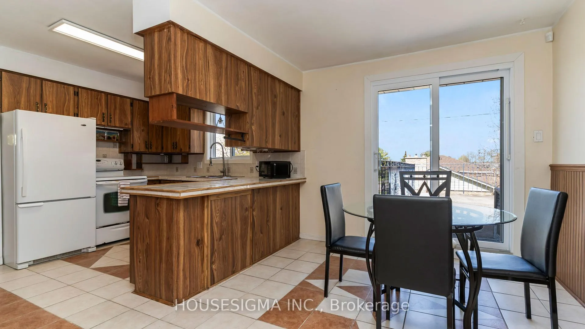 Photo 24 of 286 Burlington Crescent, London, South J — HOMEH