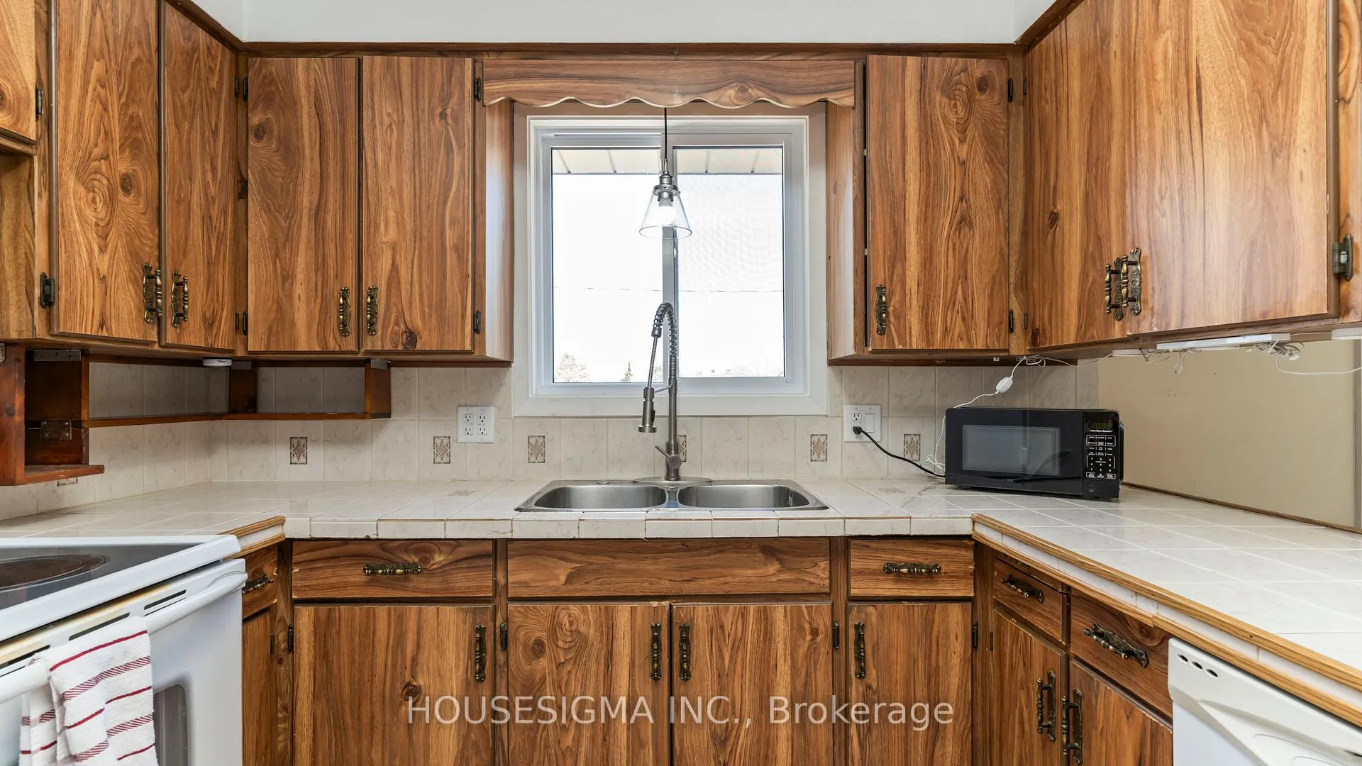 Photo 25 of 286 Burlington Crescent, London, South J — HOMEH