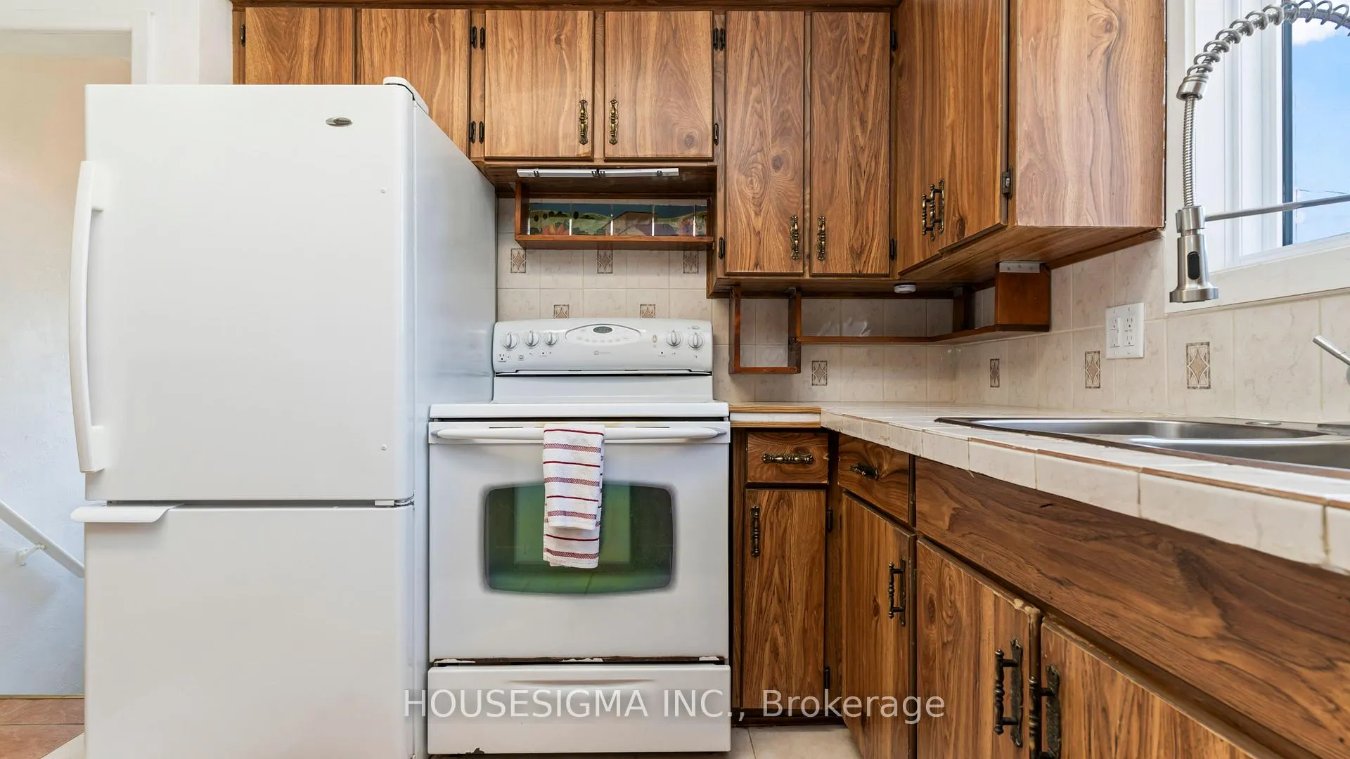 Photo 26 of 286 Burlington Crescent, London, South J — HOMEH