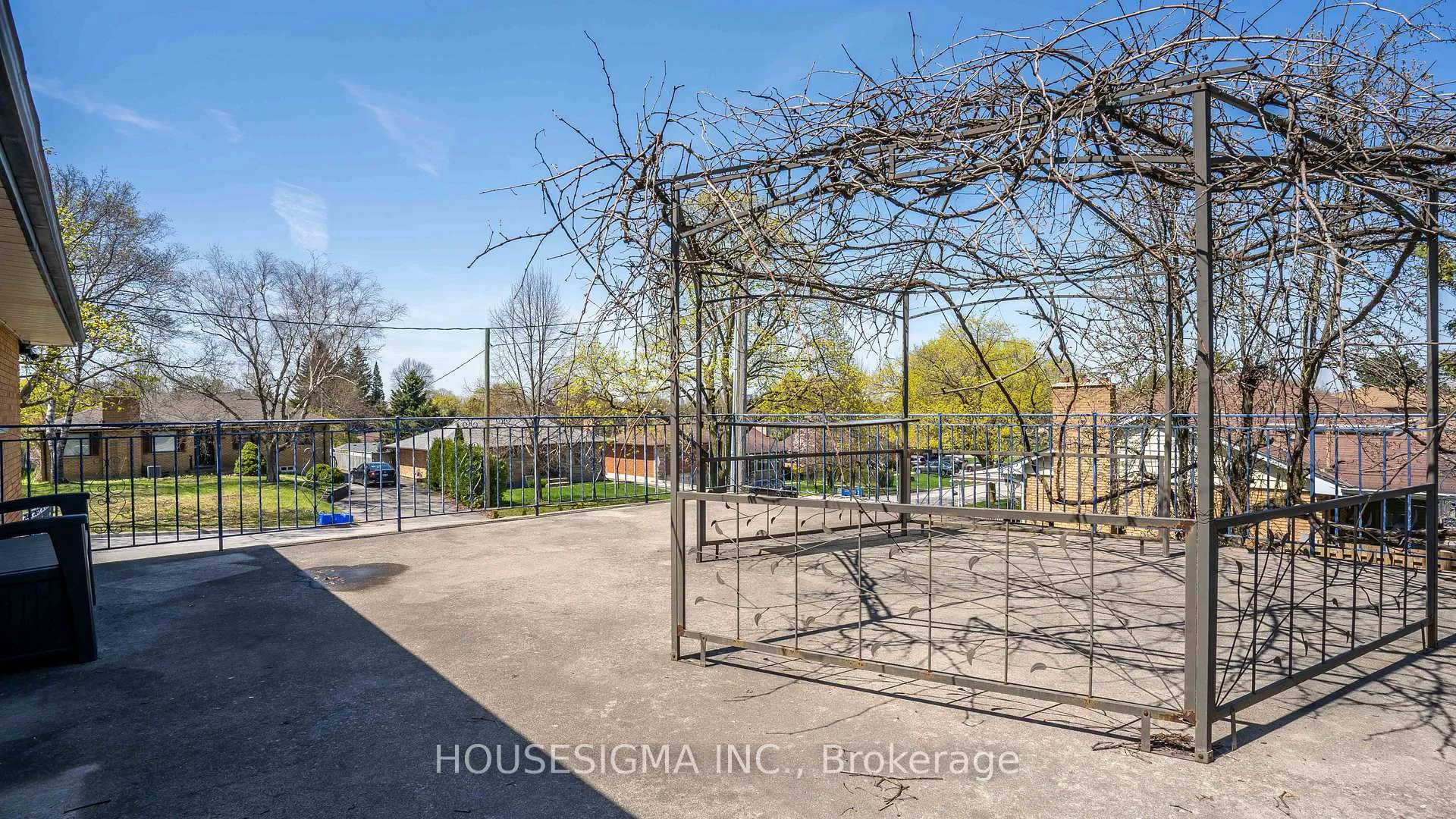 Photo 30 of 286 Burlington Crescent, London, South J — HOMEH
