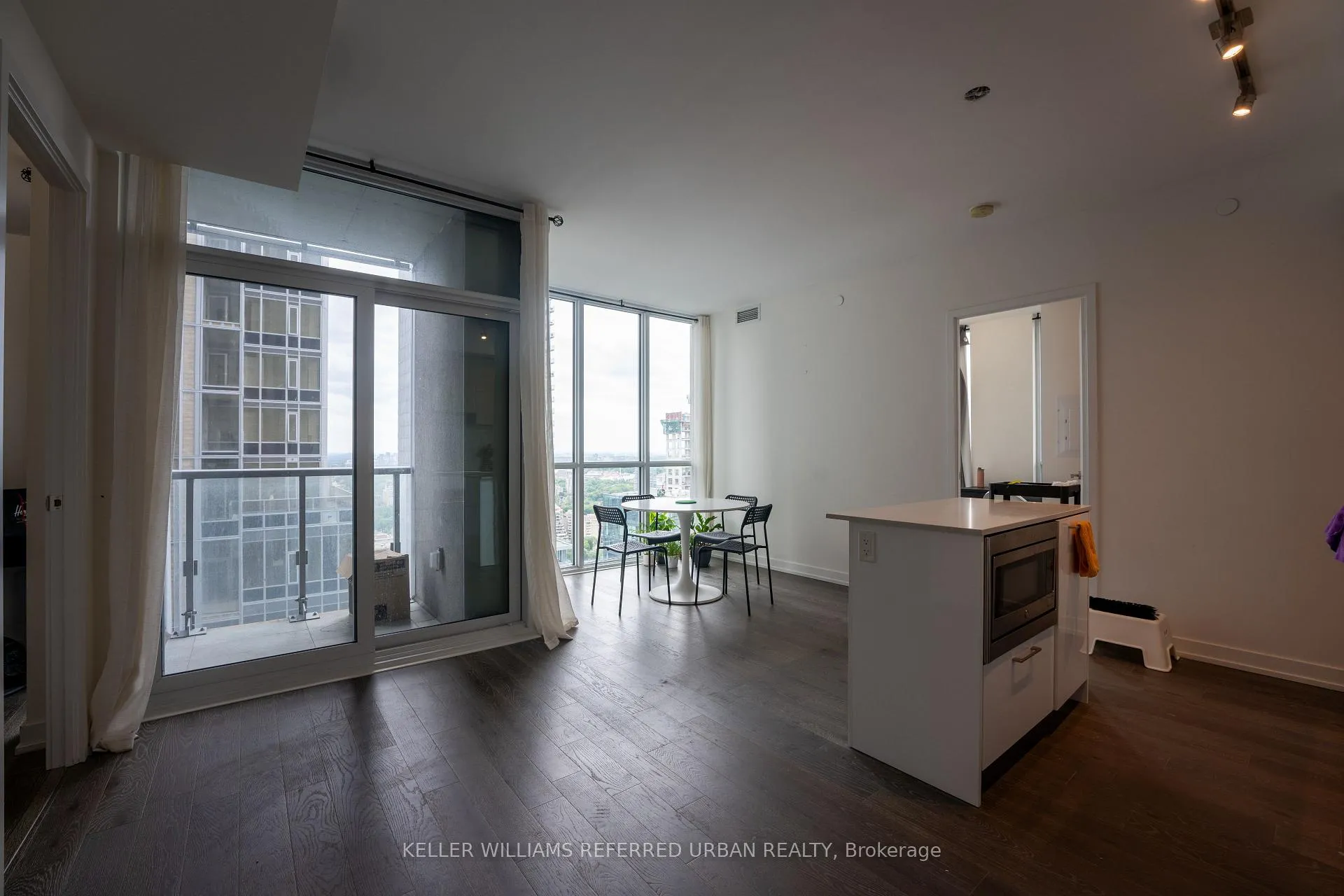 Front of Unit 3305, 1 Yorkville Avenue