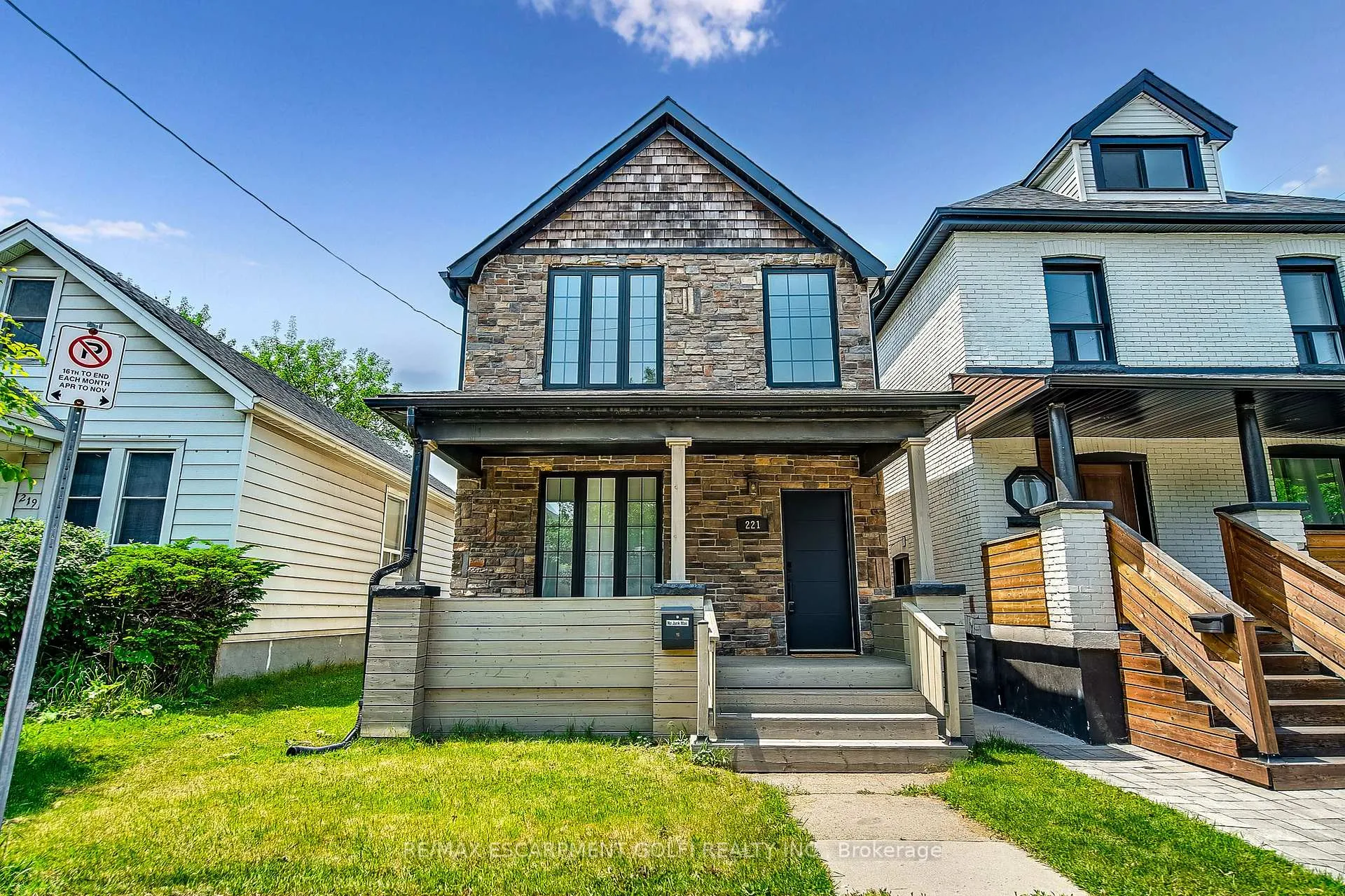 Photo 2 of 221 Rosslyn Avenue N, Hamilton, Crown Point — HOMEH