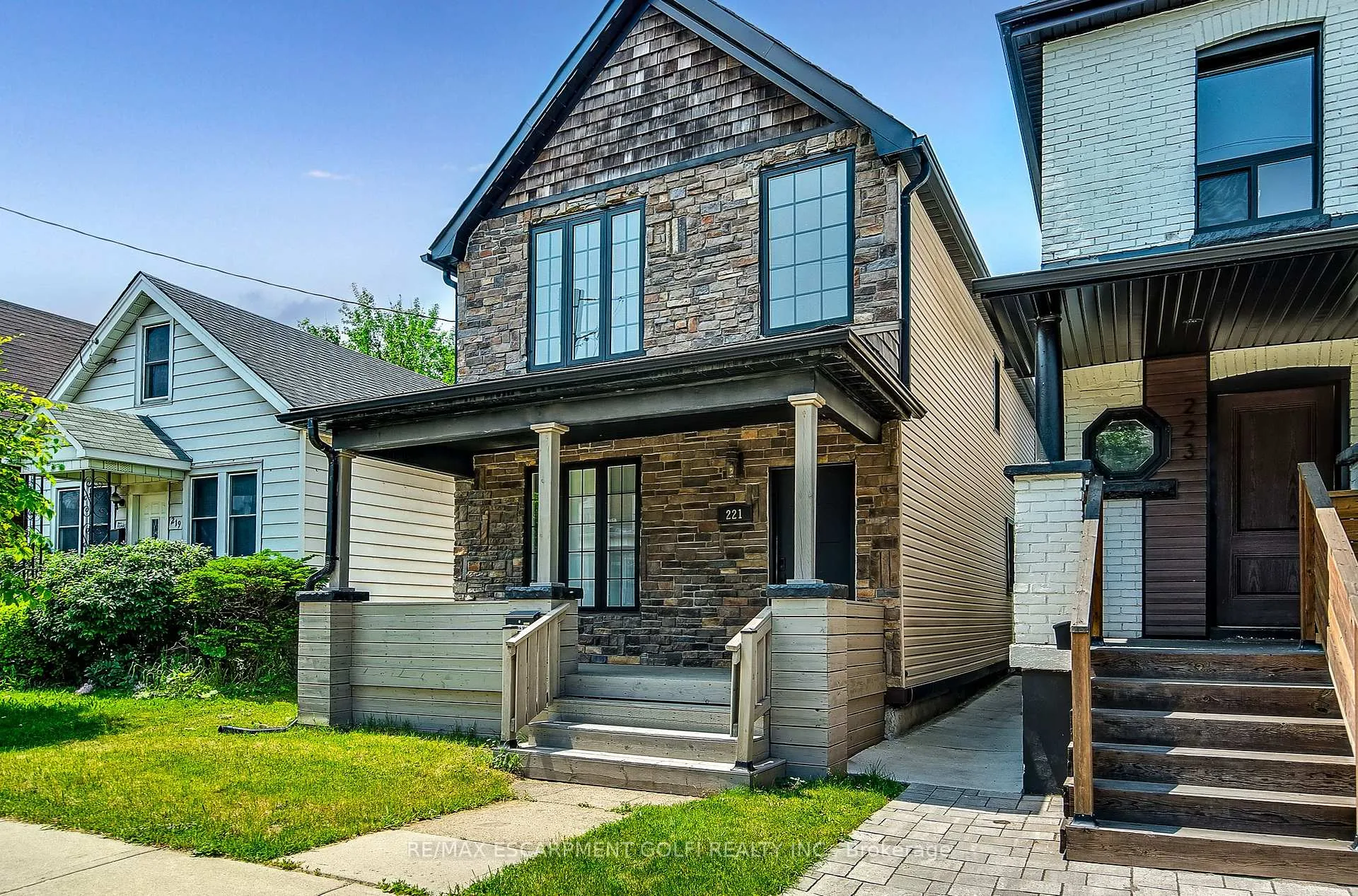 Photo 3 of 221 Rosslyn Avenue N, Hamilton, Crown Point — HOMEH