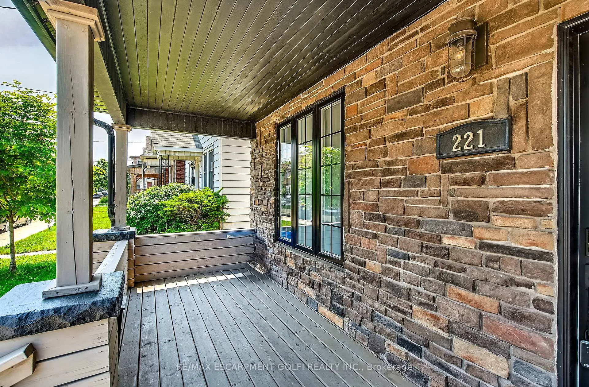 Photo 4 of 221 Rosslyn Avenue N, Hamilton, Crown Point — HOMEH