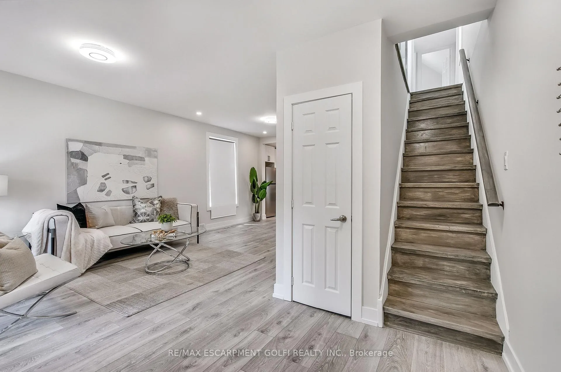 Photo 5 of 221 Rosslyn Avenue N, Hamilton, Crown Point — HOMEH