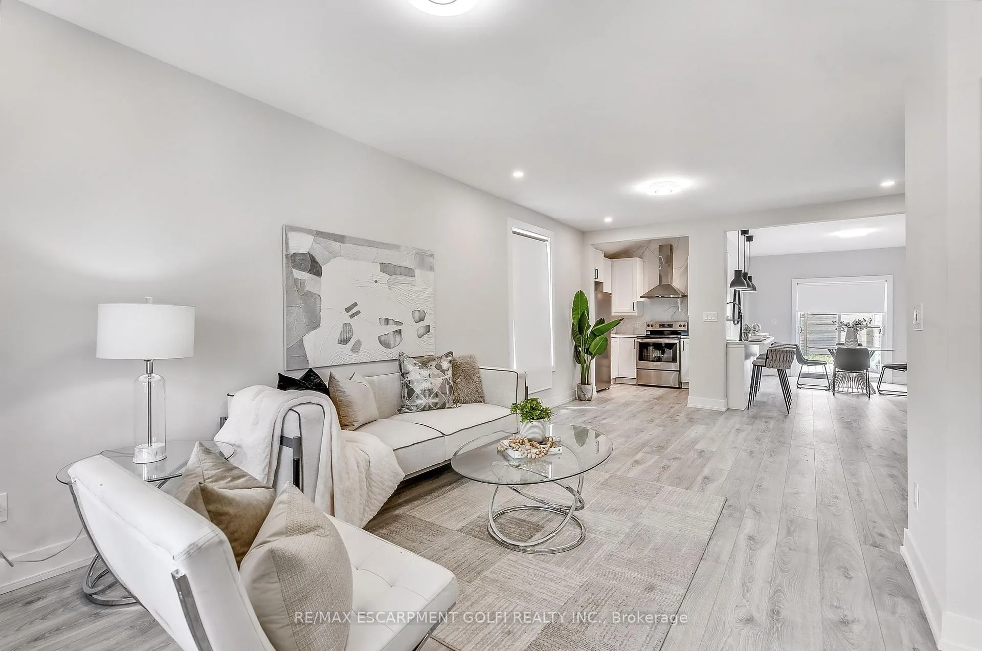 Photo 6 of 221 Rosslyn Avenue N, Hamilton, Crown Point — HOMEH