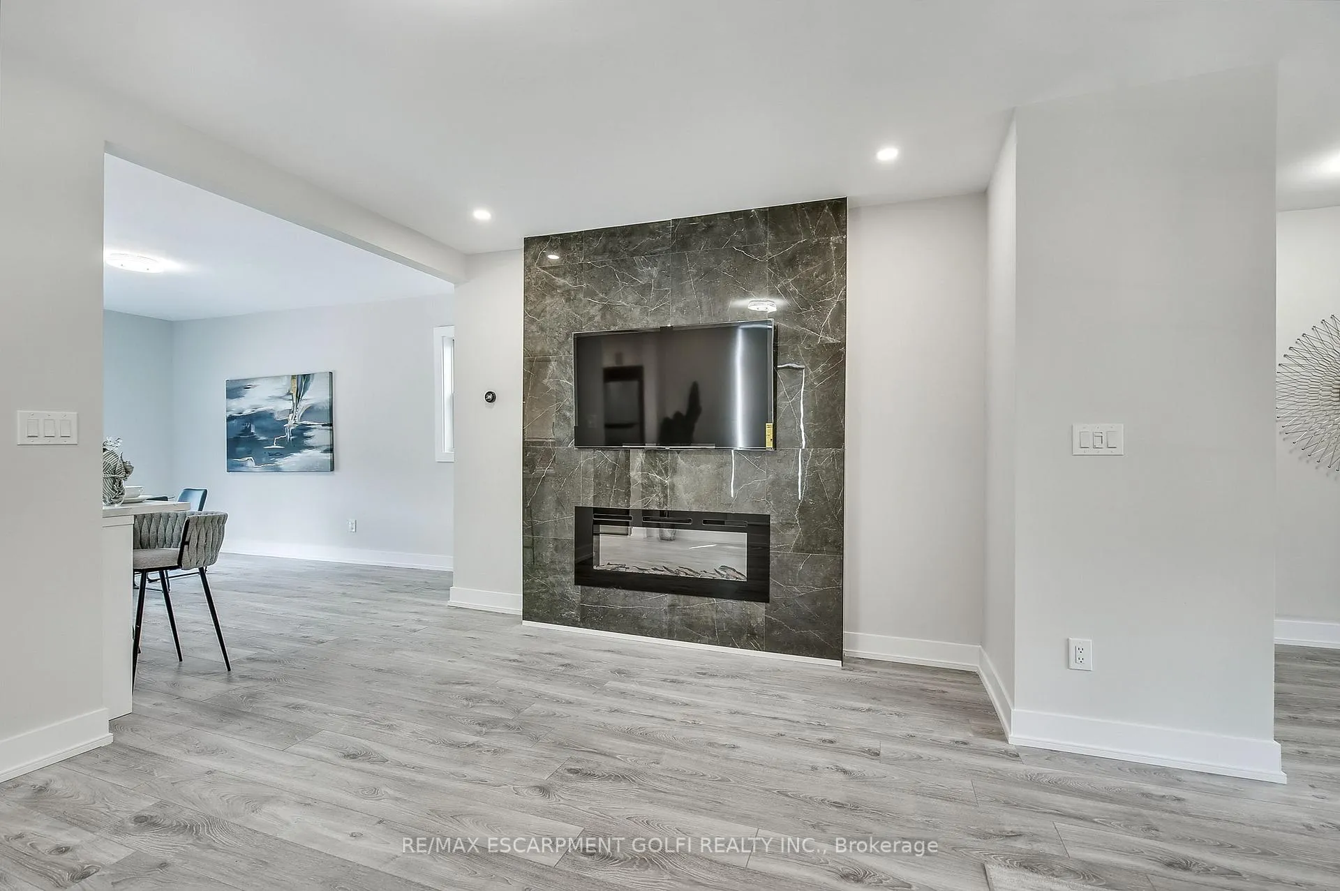 Photo 9 of 221 Rosslyn Avenue N, Hamilton, Crown Point — HOMEH