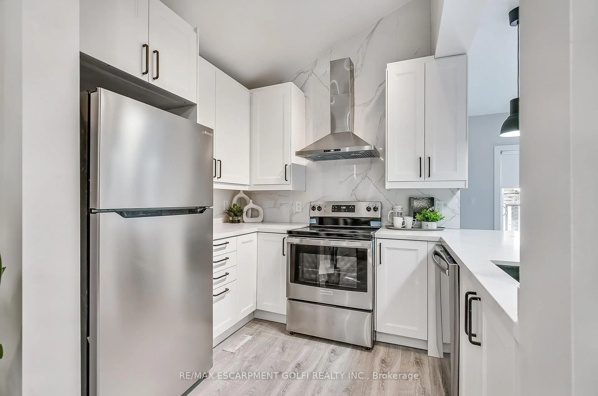 Photo 12 of 221 Rosslyn Avenue N, Hamilton, Crown Point — HOMEH