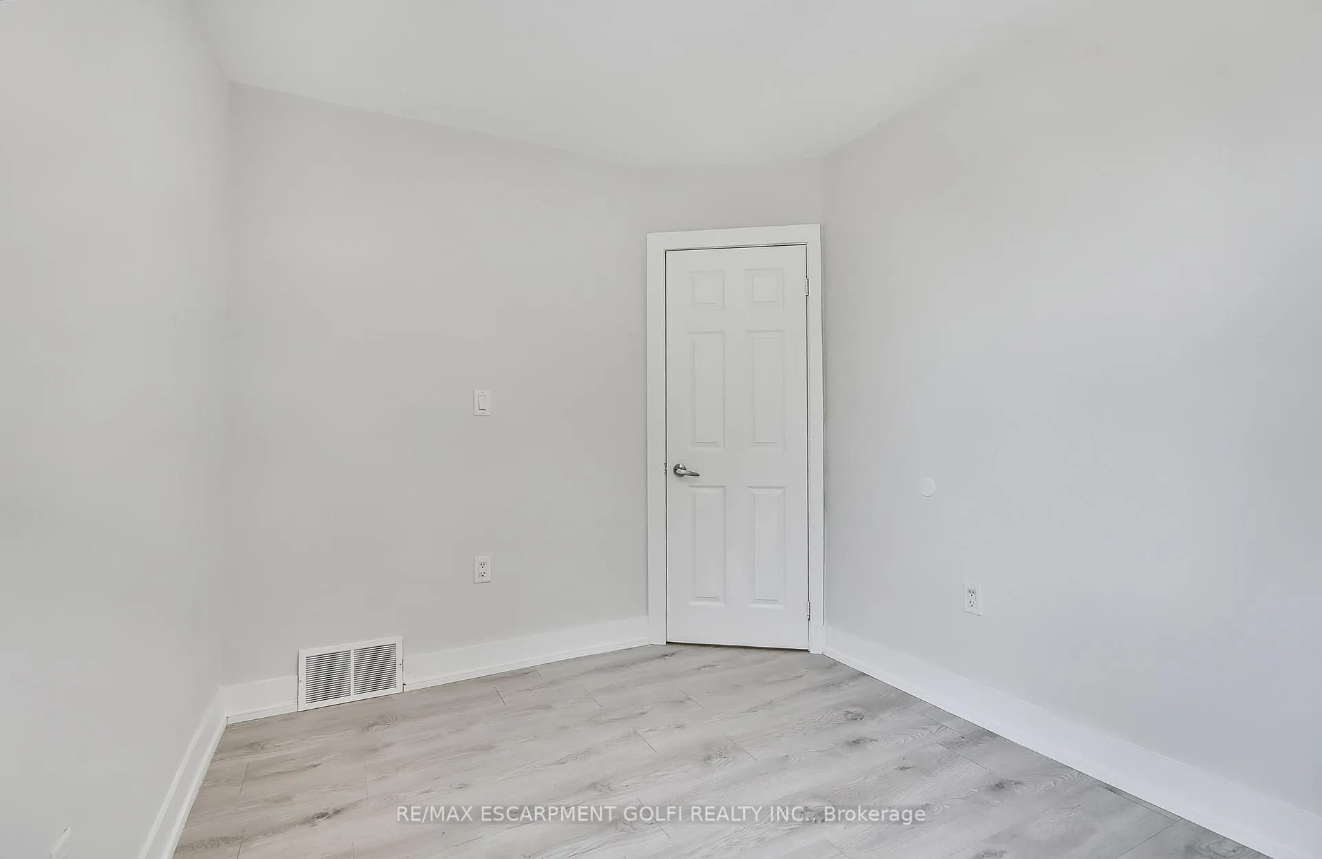 Photo 27 of 221 Rosslyn Avenue N, Hamilton, Crown Point — HOMEH