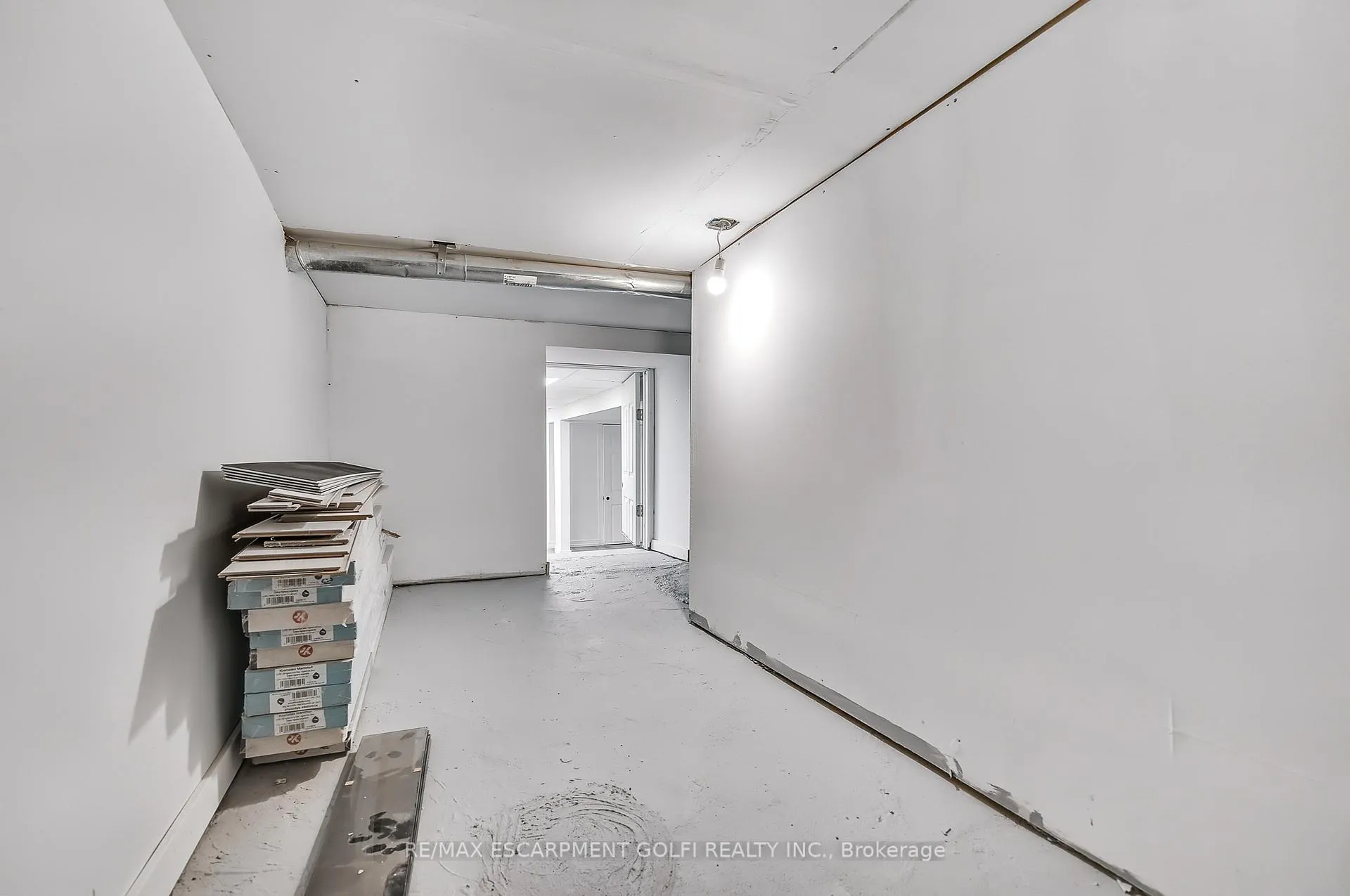 Photo 32 of 221 Rosslyn Avenue N, Hamilton, Crown Point — HOMEH