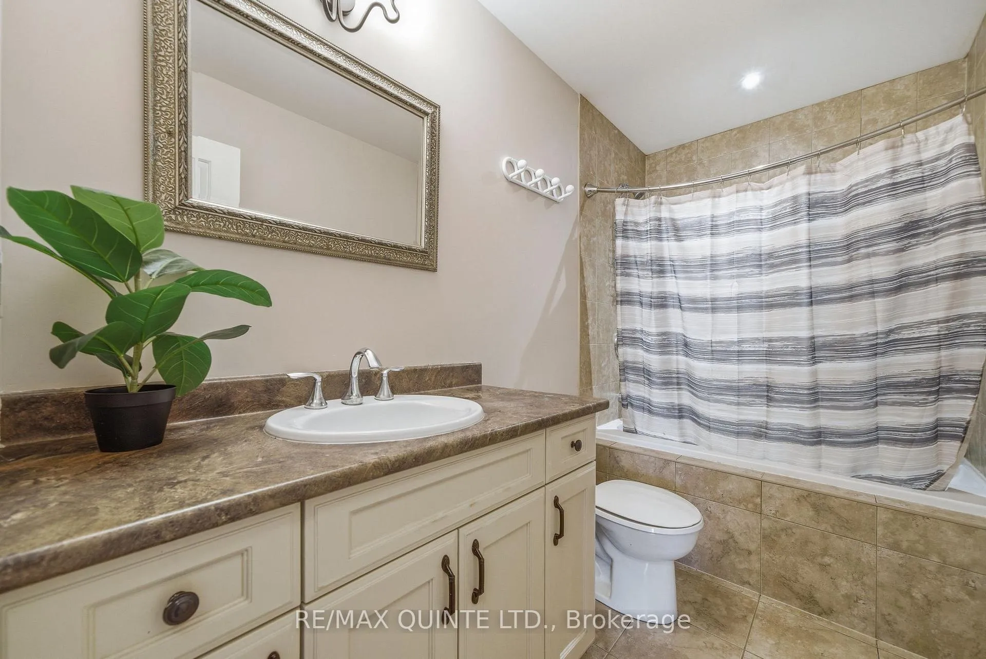 Photo 22 of 47 Hanover Court, Belleville, Thurlow Ward — HOMEH