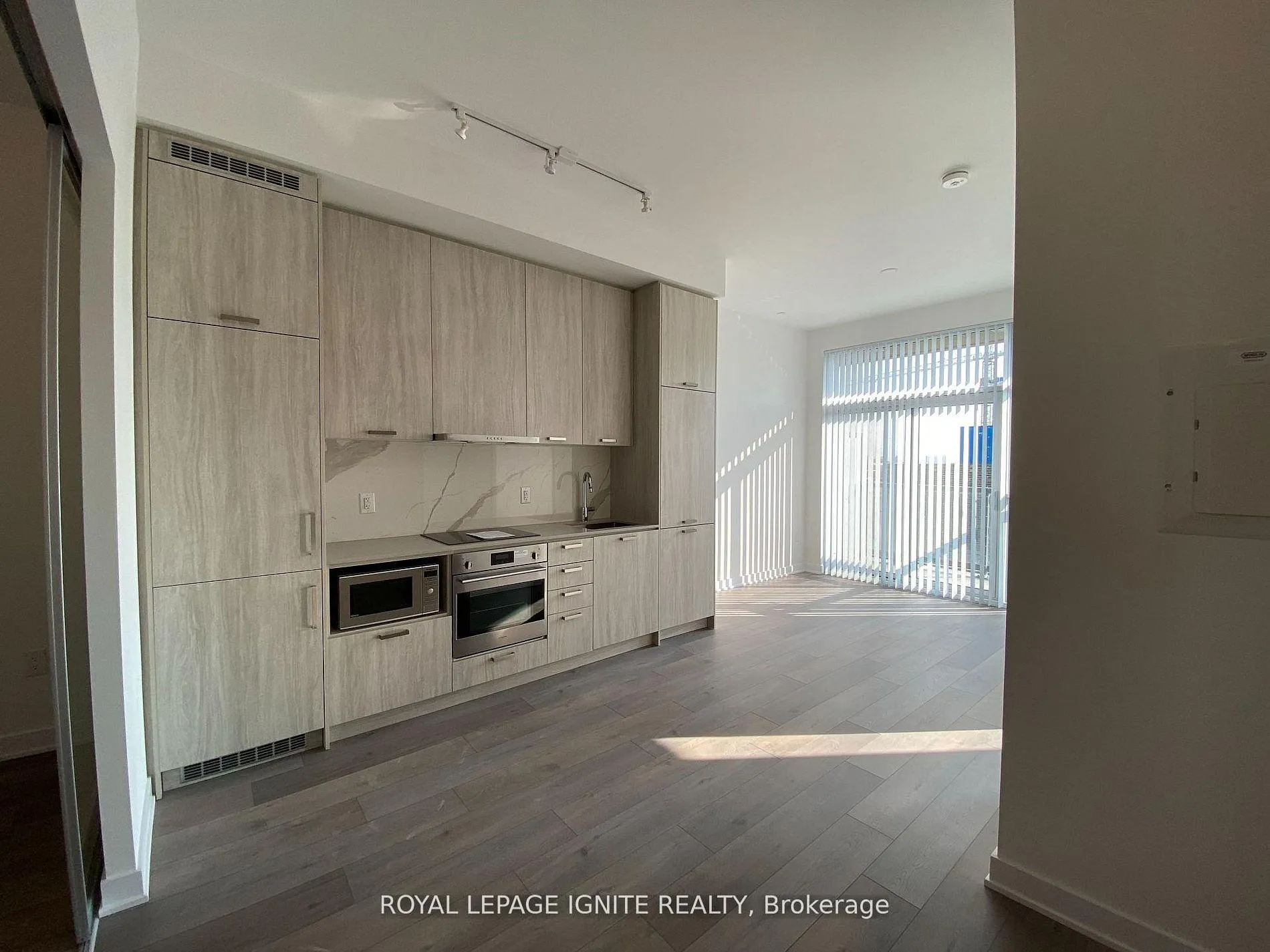 Photo 4 of Unit 307, 10 Honeycrisp Crescent, Vaughan, Vaughan Corporate Centre — HOMEH