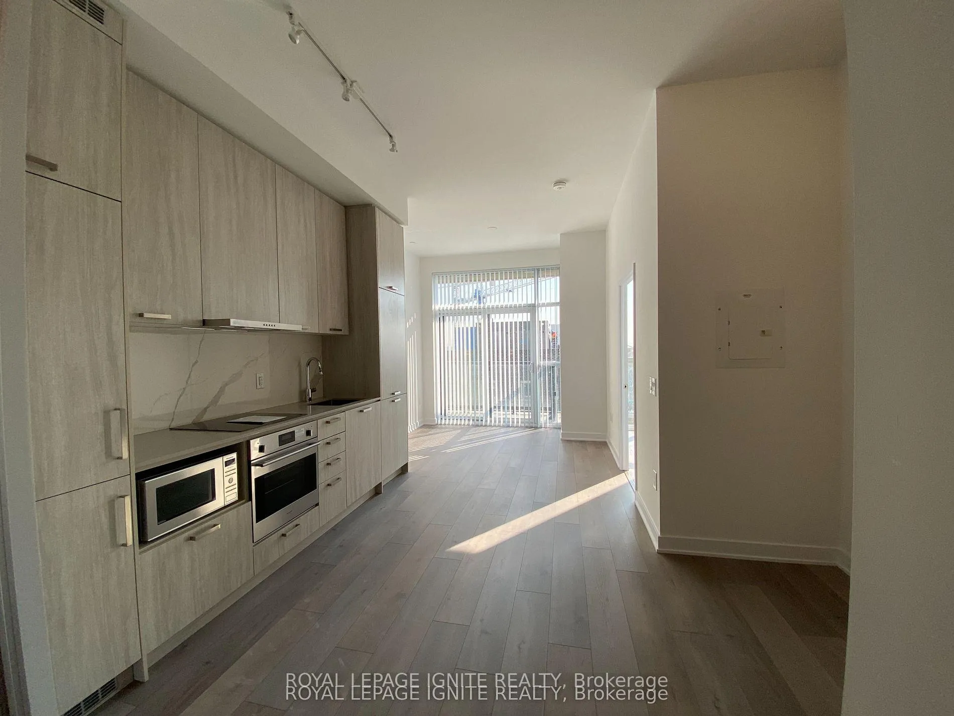 Photo 5 of Unit 307, 10 Honeycrisp Crescent, Vaughan, Vaughan Corporate Centre — HOMEH