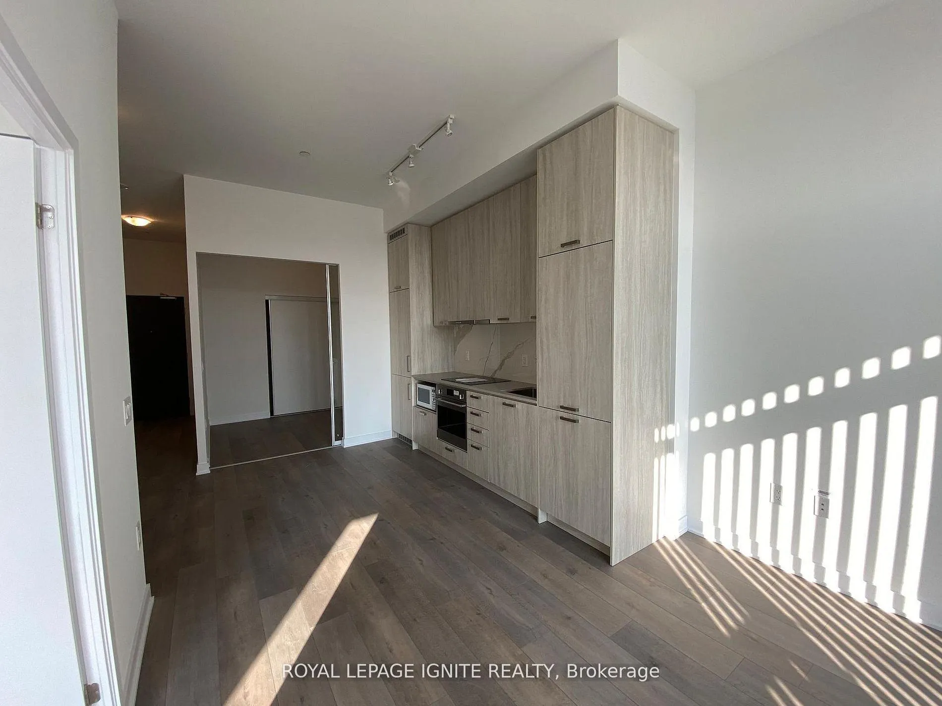 Photo 6 of Unit 307, 10 Honeycrisp Crescent, Vaughan, Vaughan Corporate Centre — HOMEH