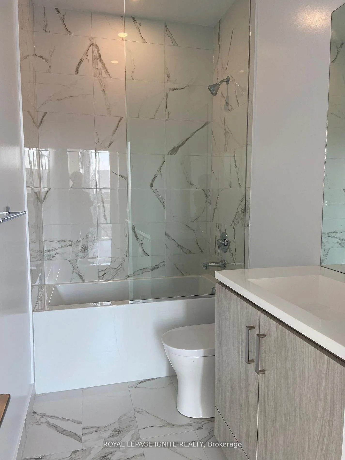 Photo 8 of Unit 307, 10 Honeycrisp Crescent, Vaughan, Vaughan Corporate Centre — HOMEH