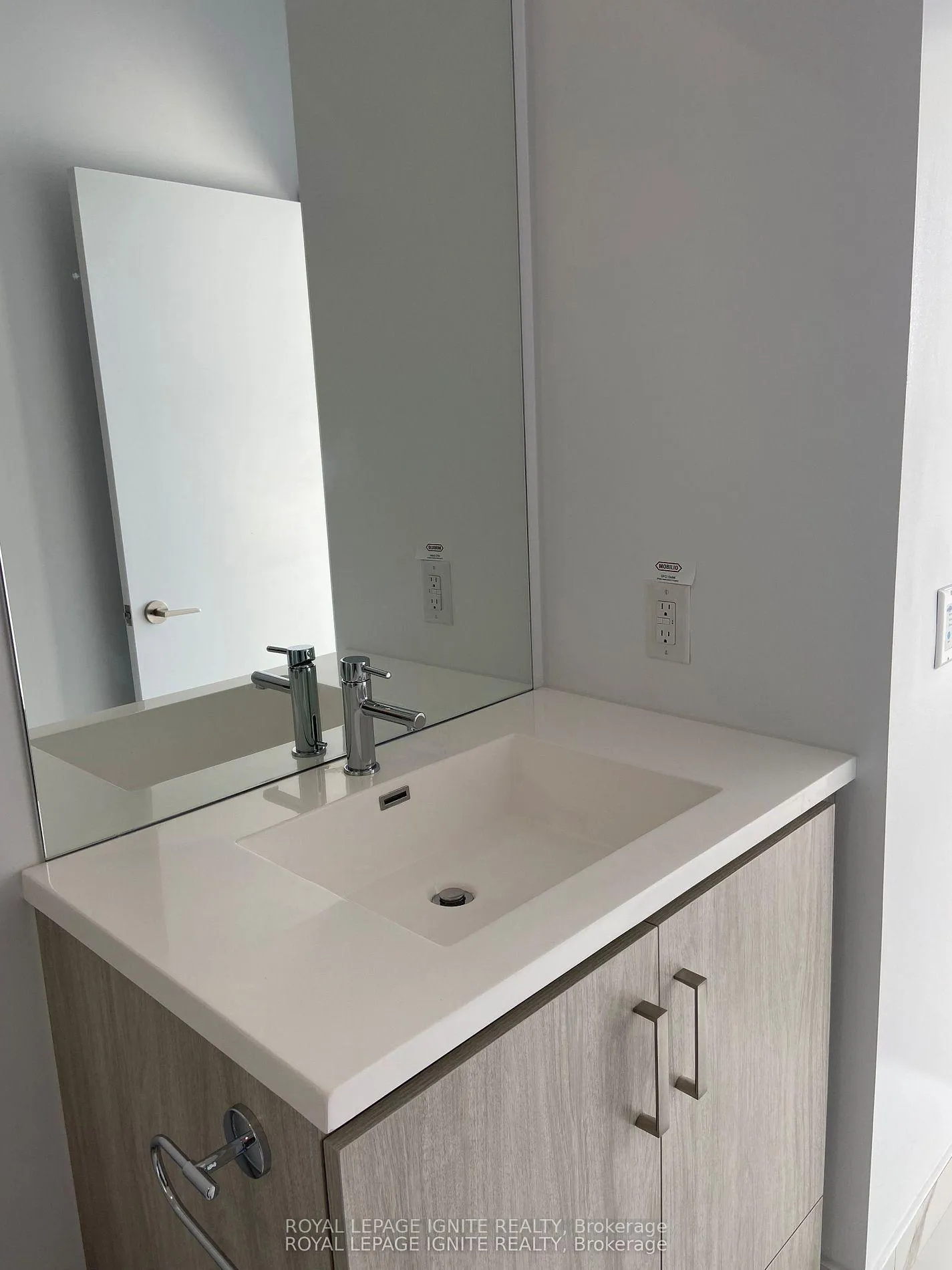 Photo 9 of Unit 307, 10 Honeycrisp Crescent, Vaughan, Vaughan Corporate Centre — HOMEH