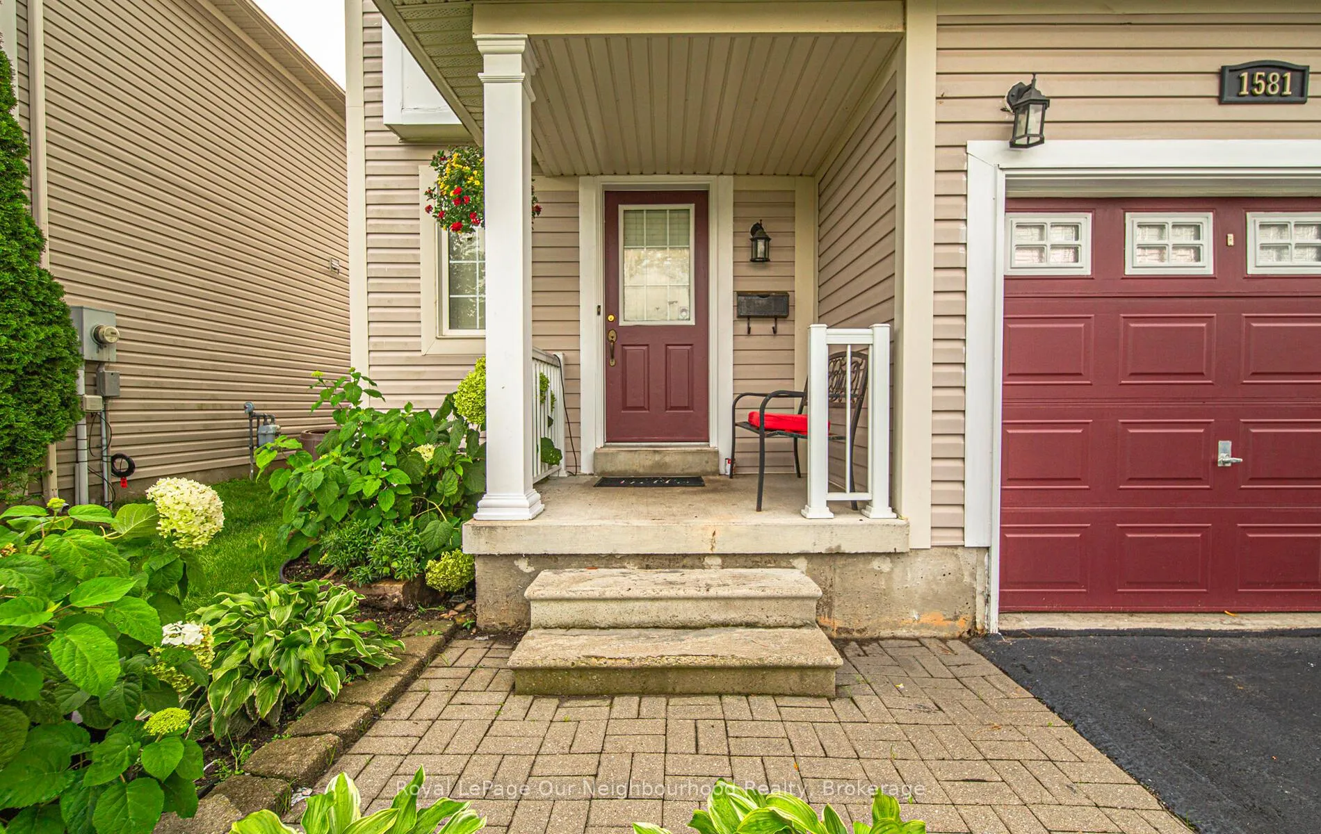 Front of 1581 Sarasota Crescent