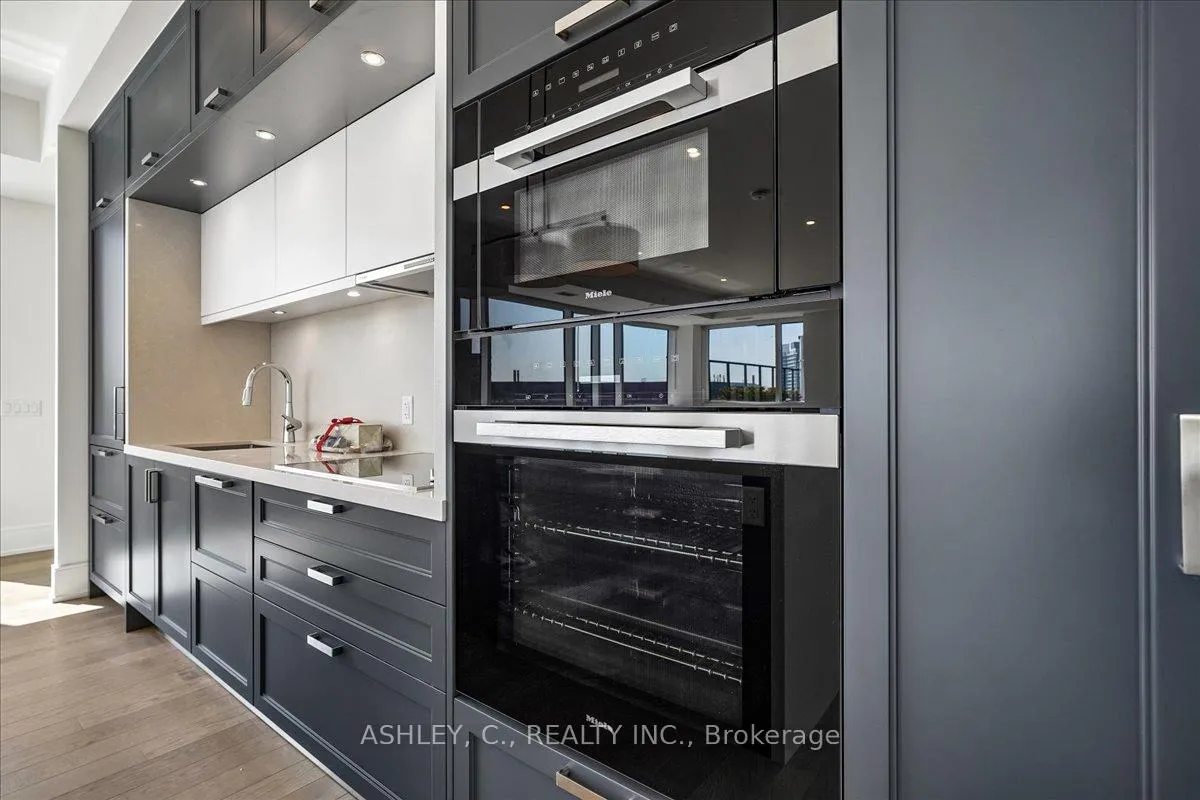 Photo 13 of Unit 823, 259 The Kingsway, Etobicoke, Edenbridge-Humber Valley — HOMEH