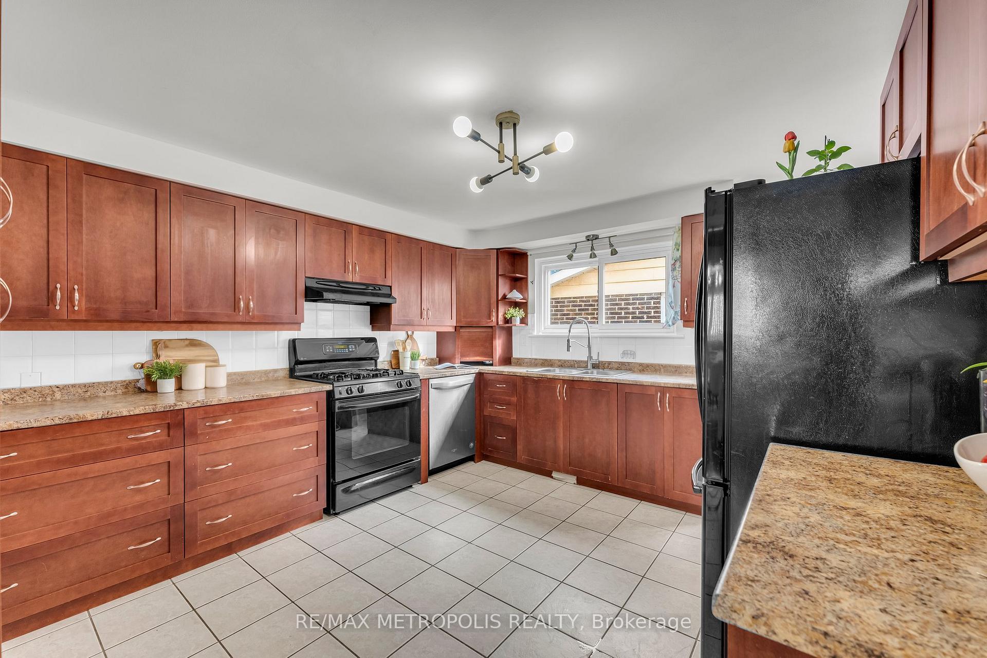 Photo 9 of 6 Danton Court, Ajax, South West — HOMEH