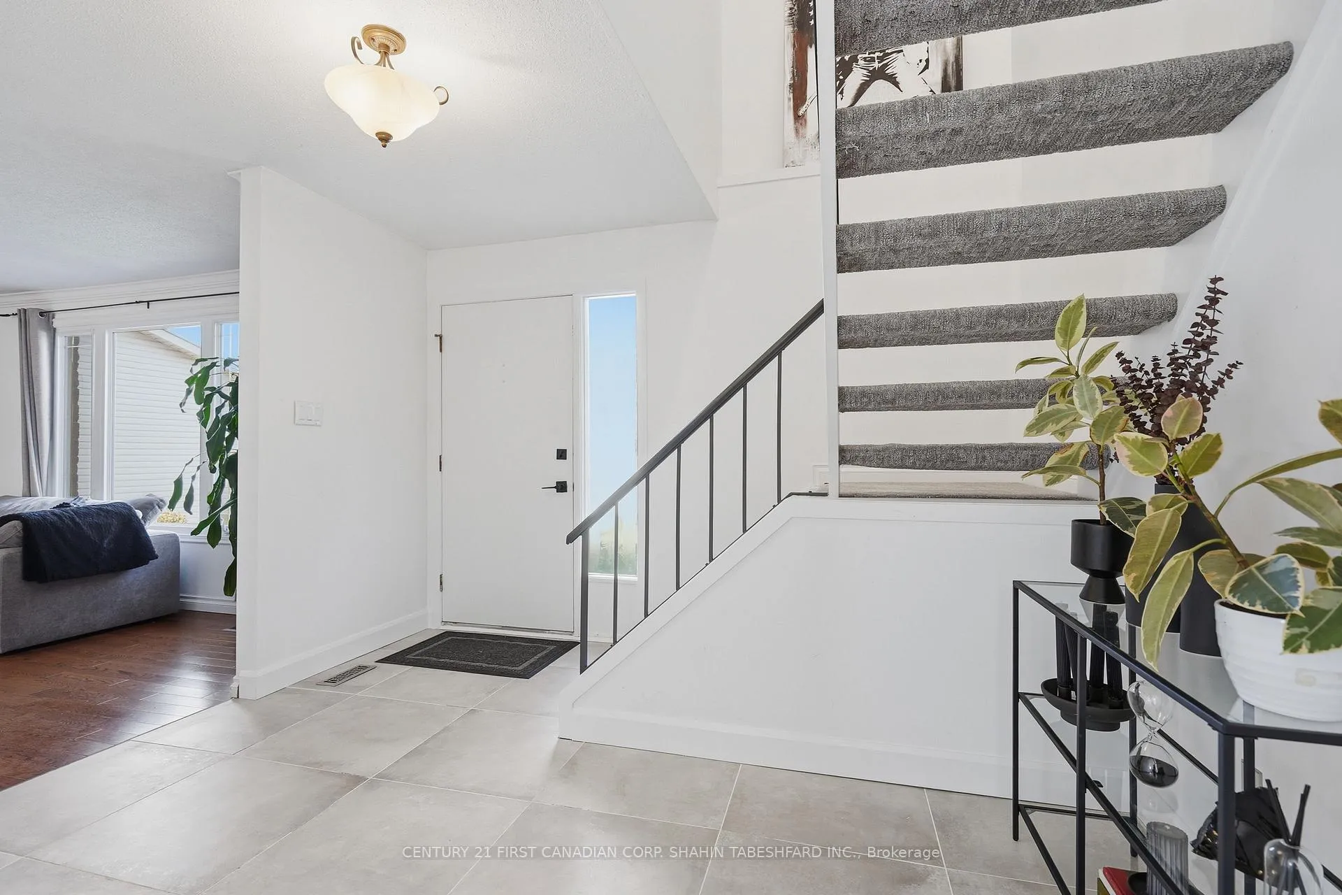 Photo 2 of 45 Cottonwood Crescent, London, North F — HOMEH