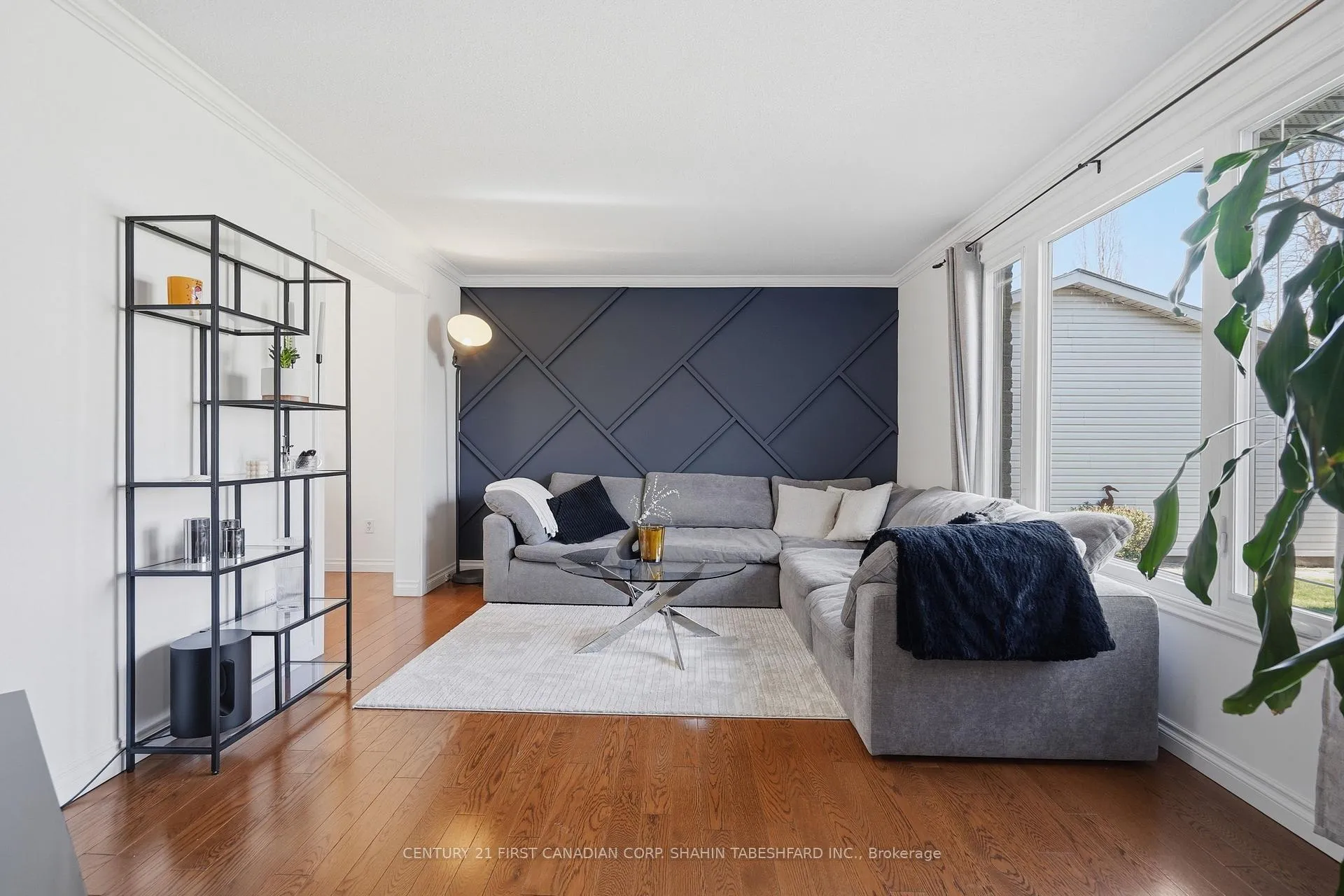 Photo 3 of 45 Cottonwood Crescent, London, North F — HOMEH