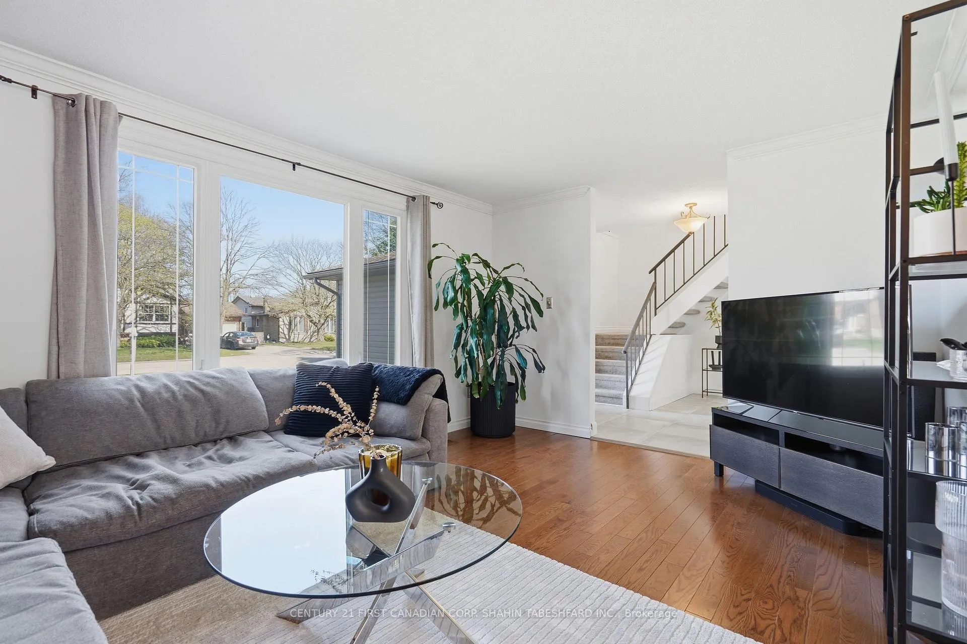 Photo 4 of 45 Cottonwood Crescent, London, North F — HOMEH
