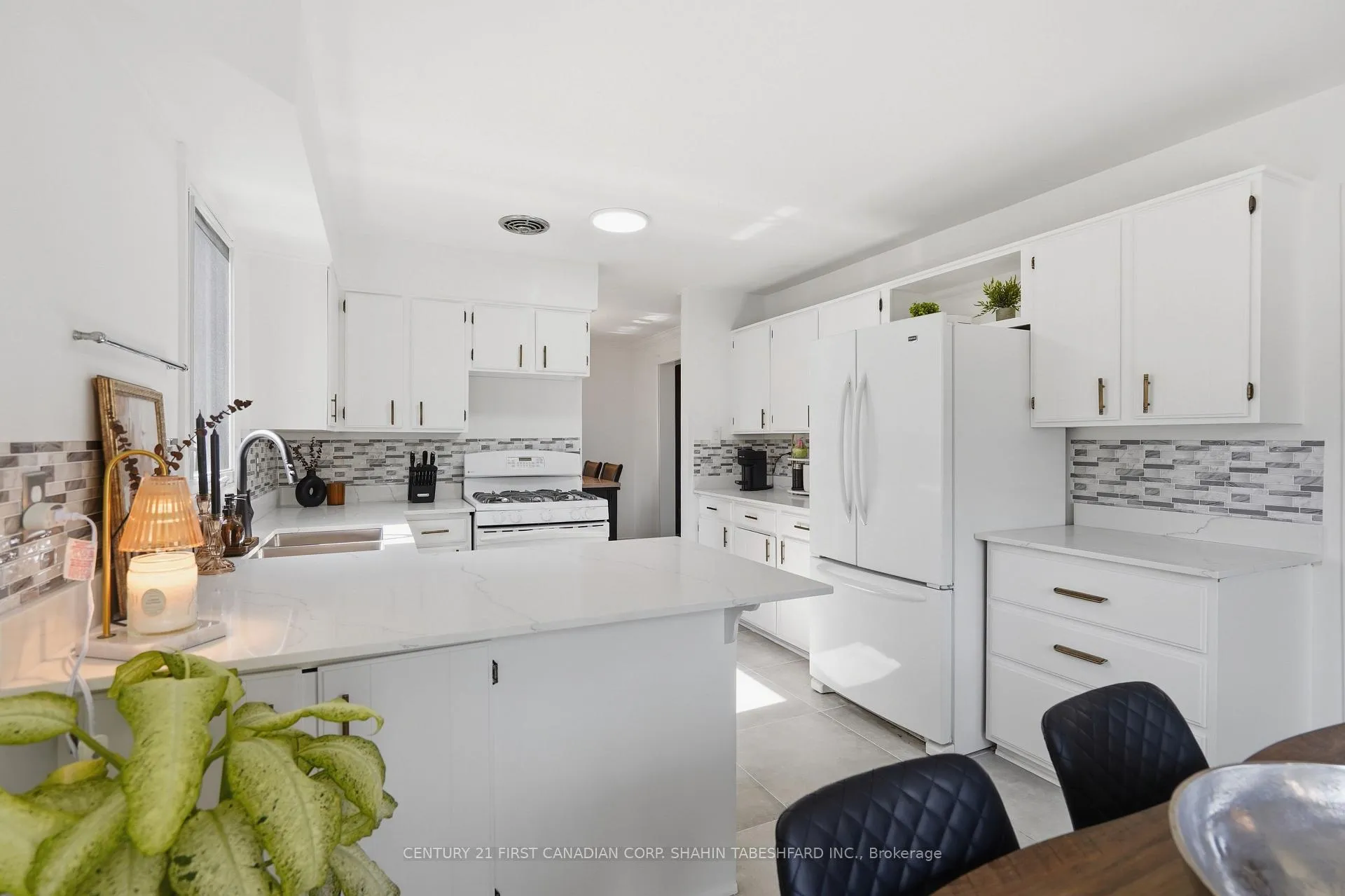 Photo 6 of 45 Cottonwood Crescent, London, North F — HOMEH
