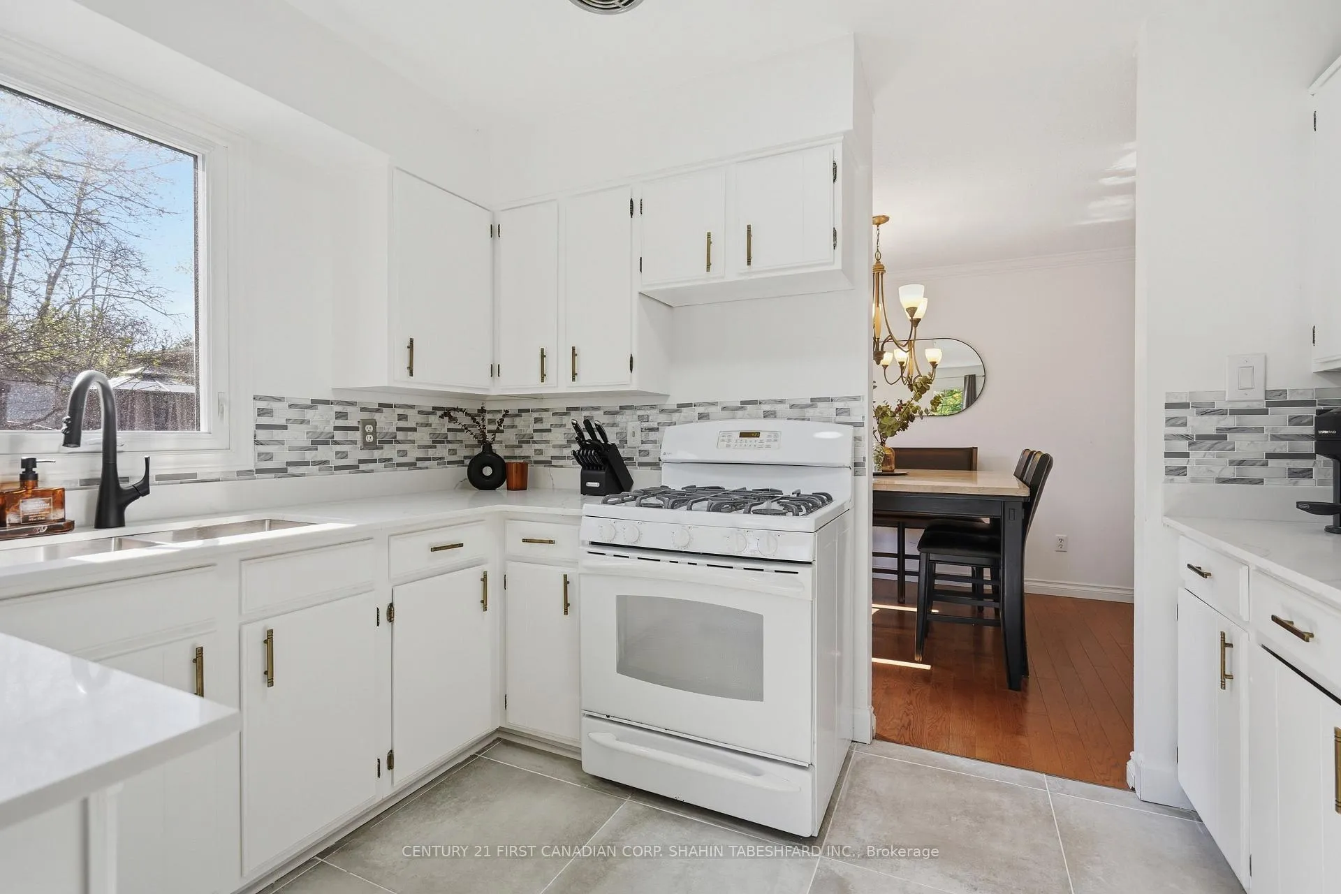 Photo 8 of 45 Cottonwood Crescent, London, North F — HOMEH