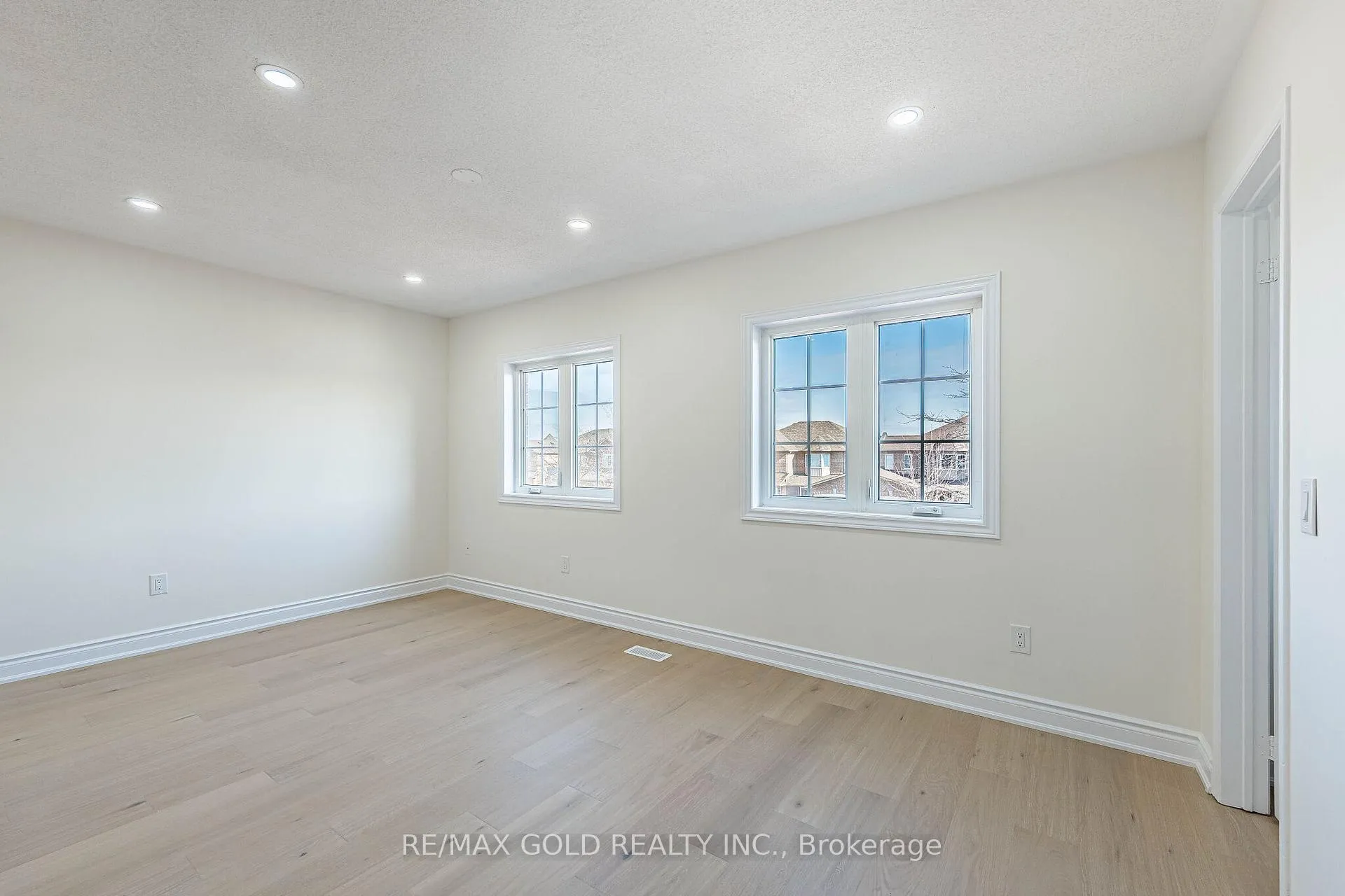Photo 22 of 110 Sandyshores Drive, Brampton, Sandringham-Wellington — HOMEH
