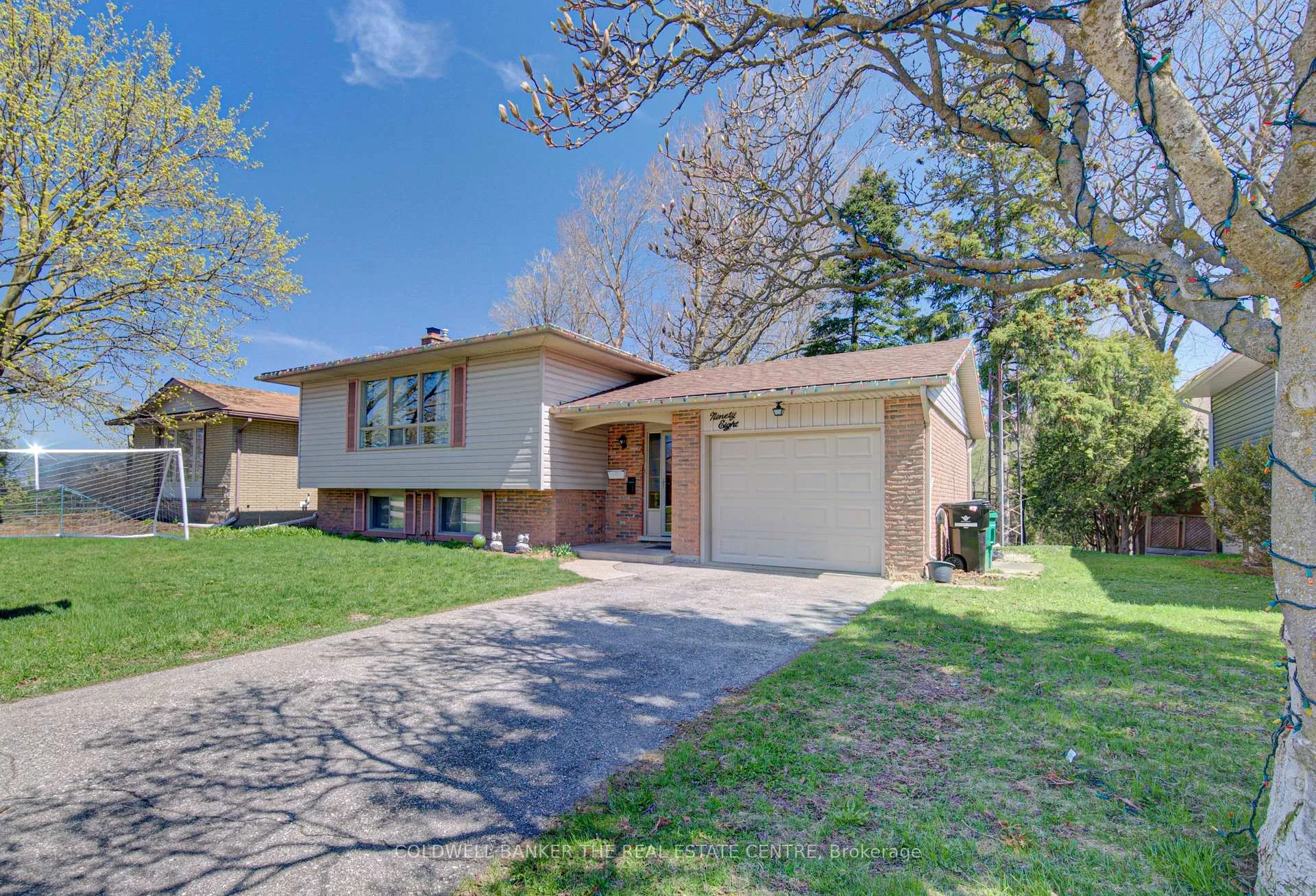 Photo 2 of 98 Shea Crescent, Kitchener — HOMEH