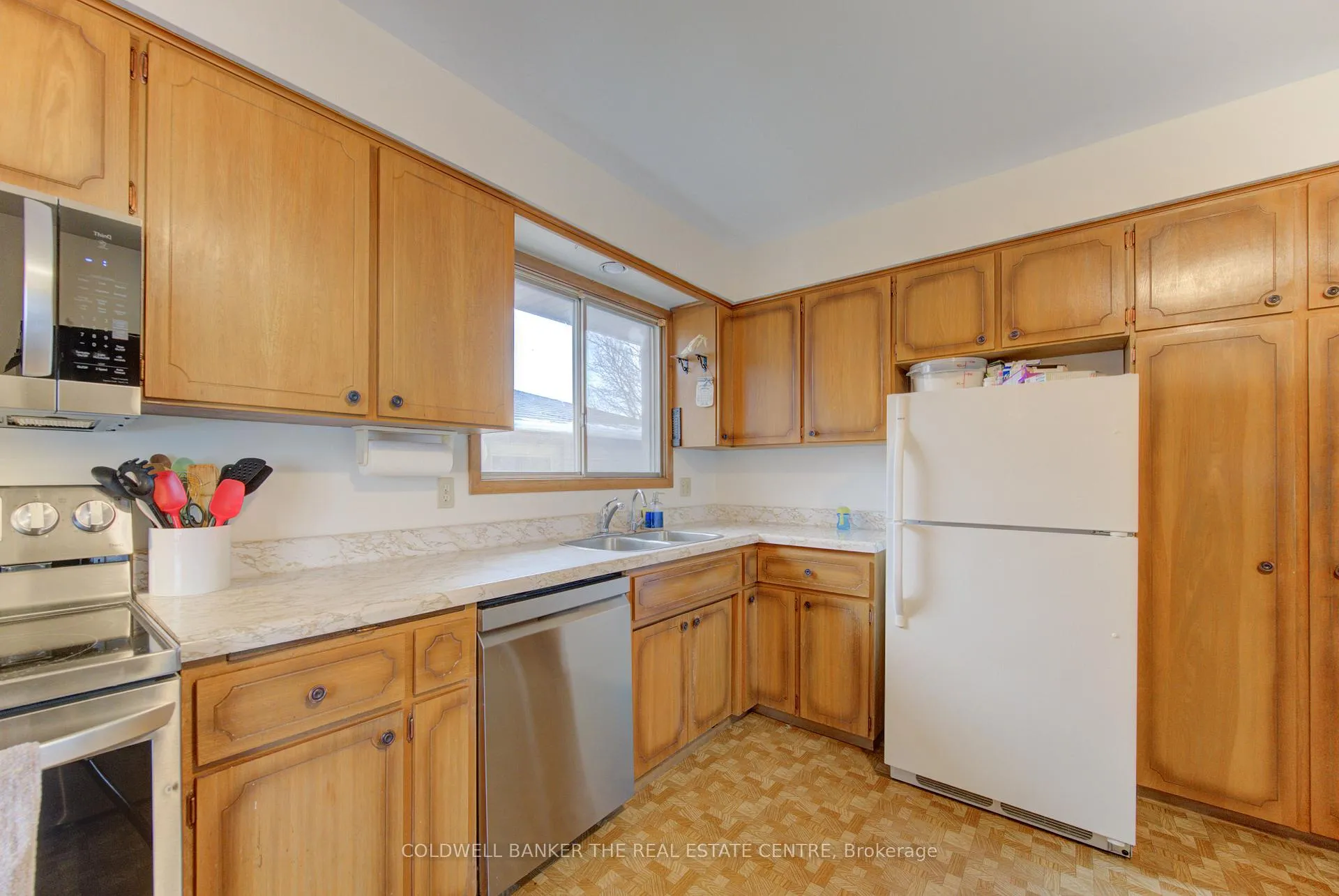 Photo 5 of 98 Shea Crescent, Kitchener — HOMEH
