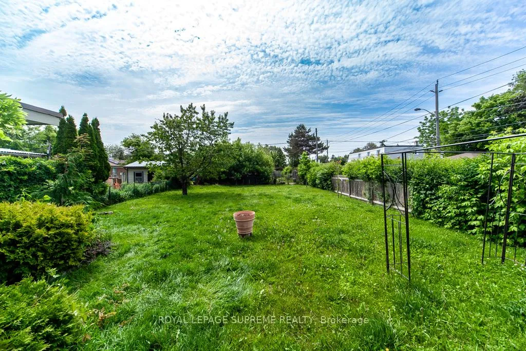 Photo 5 of 109 Regina Avenue, Toronto, Englemount-Lawrence — HOMEH
