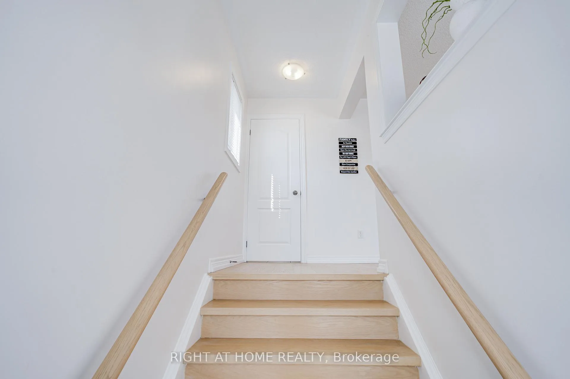 Photo 3 of 3064 Highbourne Crescent, Oakville, Bronte Creek — HOMEH