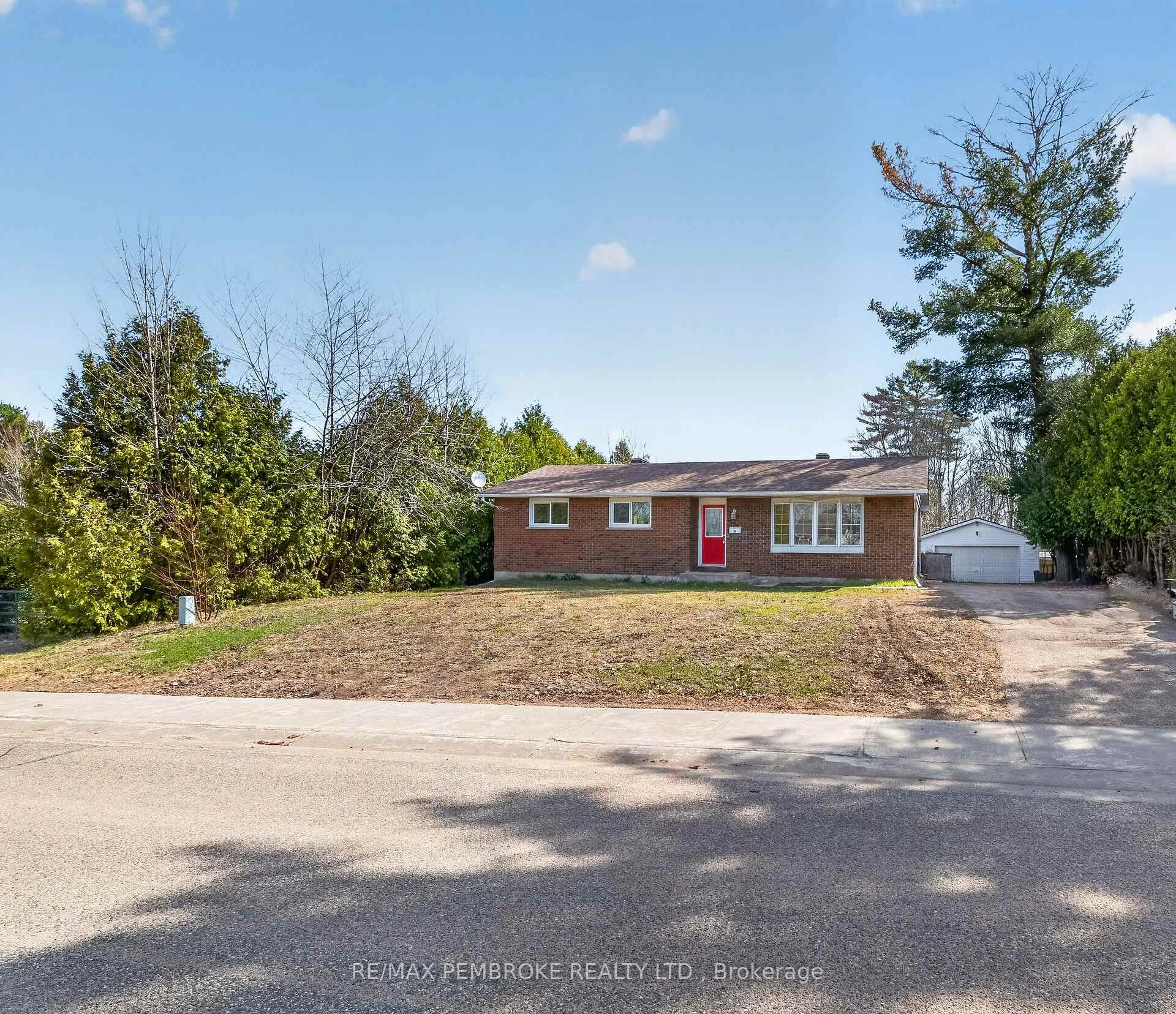 Photo 2 of 10 Algonquin Street, Petawawa — HOMEH
