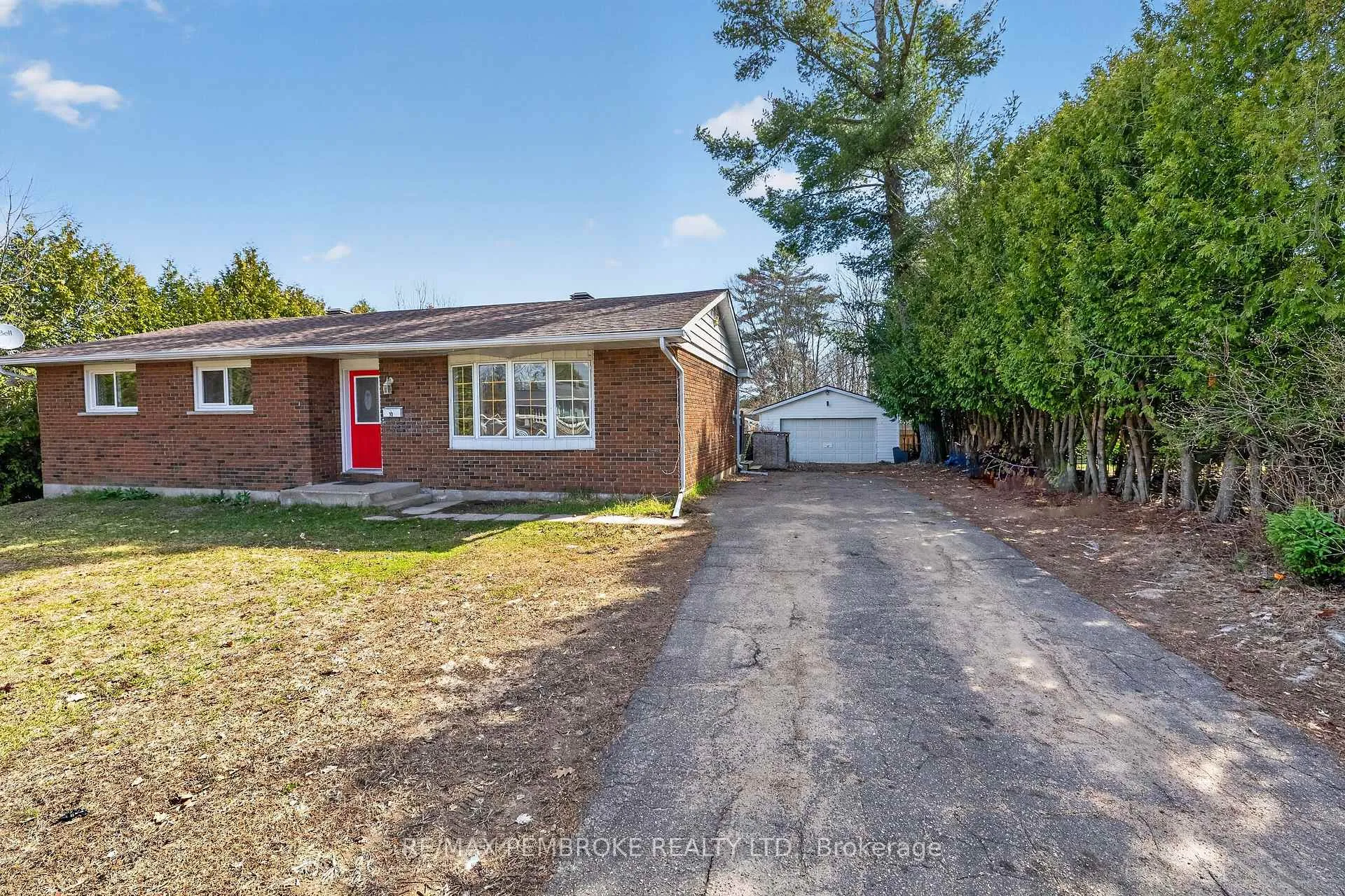 Photo 3 of 10 Algonquin Street, Petawawa — HOMEH