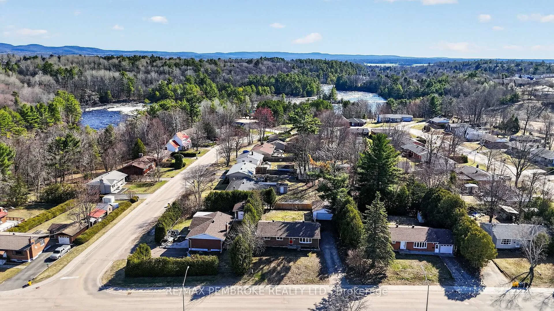 Photo 5 of 10 Algonquin Street, Petawawa — HOMEH