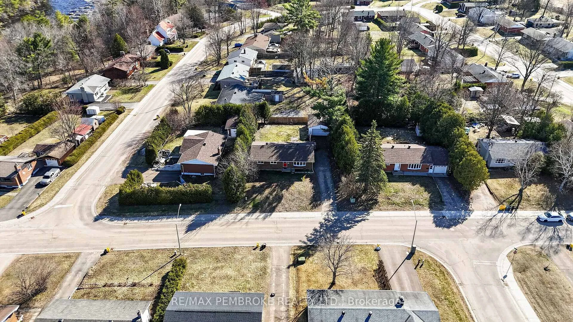 Photo 6 of 10 Algonquin Street, Petawawa — HOMEH