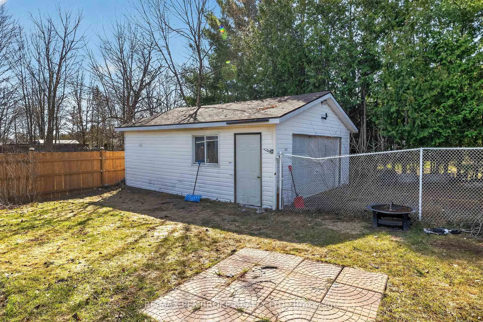 Photo 35 of 10 Algonquin Street, Petawawa — HOMEH