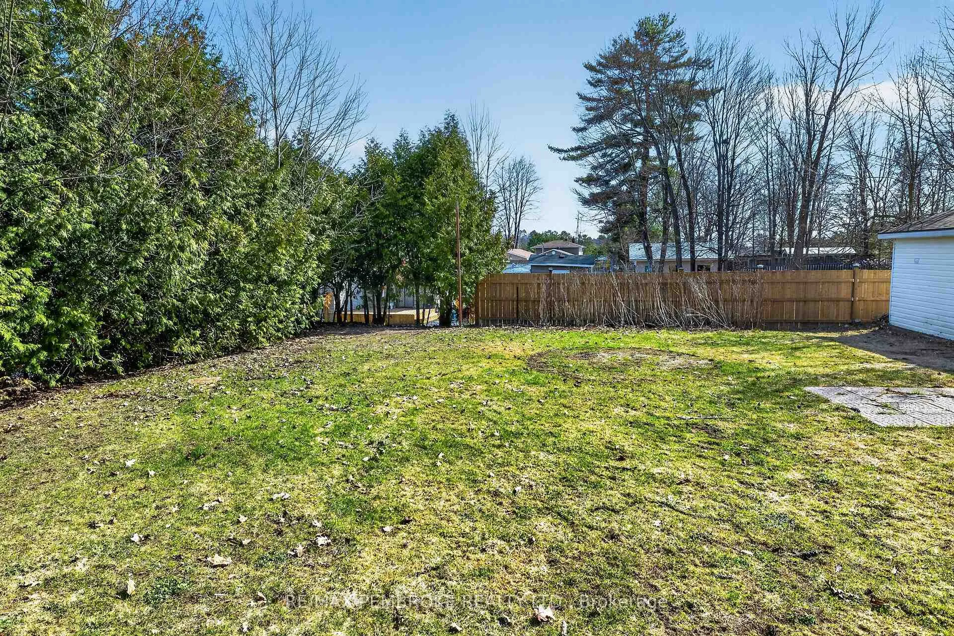 Photo 36 of 10 Algonquin Street, Petawawa — HOMEH