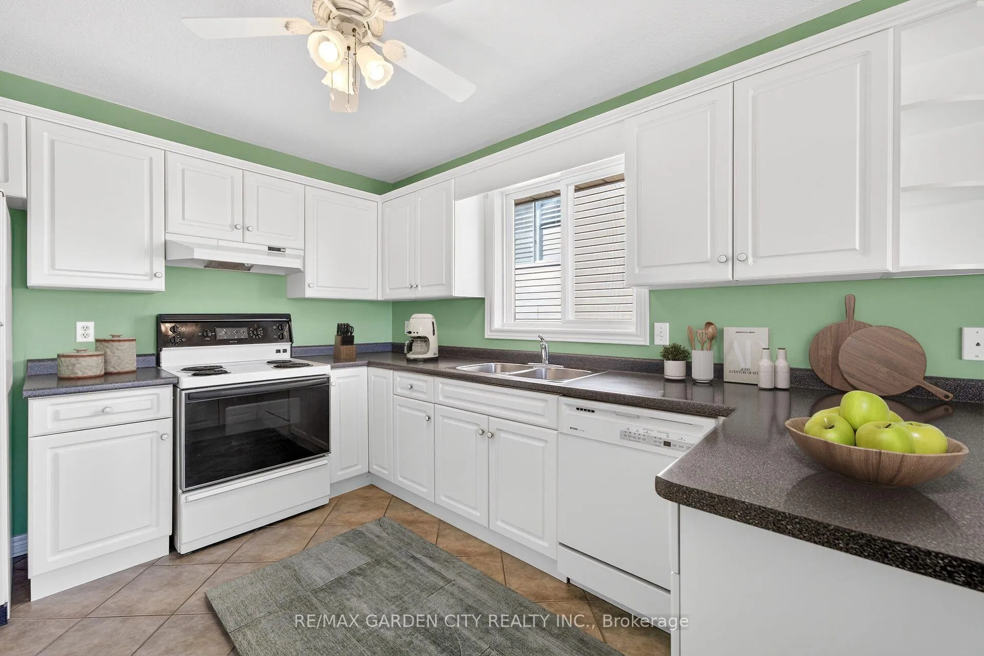 Photo 8 of 5117 meadowood Lane, Lincoln, Beamsville — HOMEH
