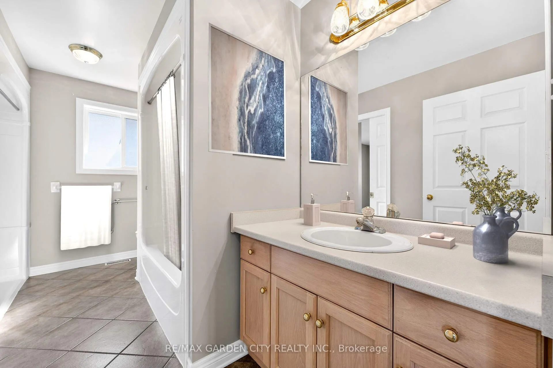 Photo 12 of 5117 meadowood Lane, Lincoln, Beamsville — HOMEH