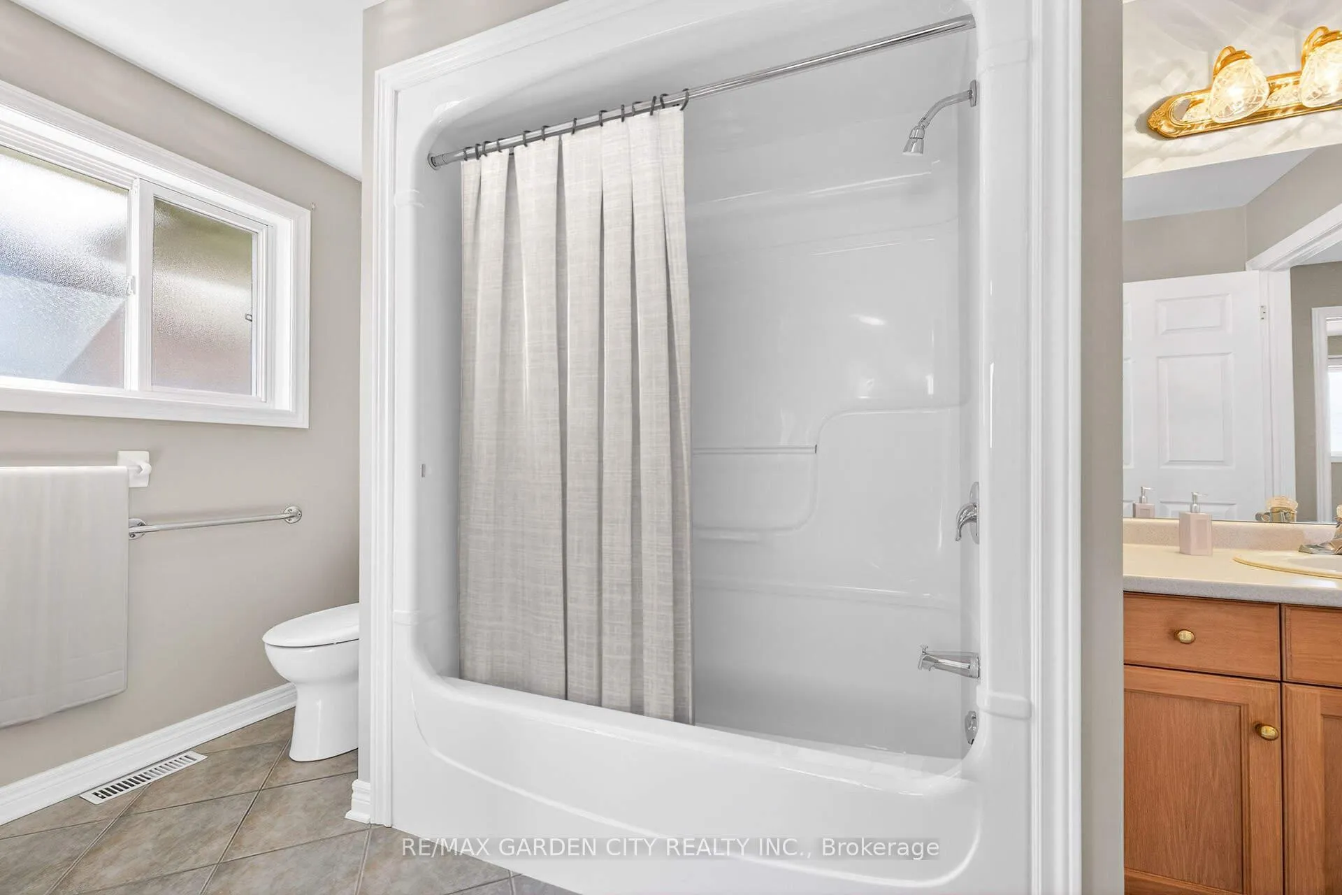 Photo 13 of 5117 meadowood Lane, Lincoln, Beamsville — HOMEH