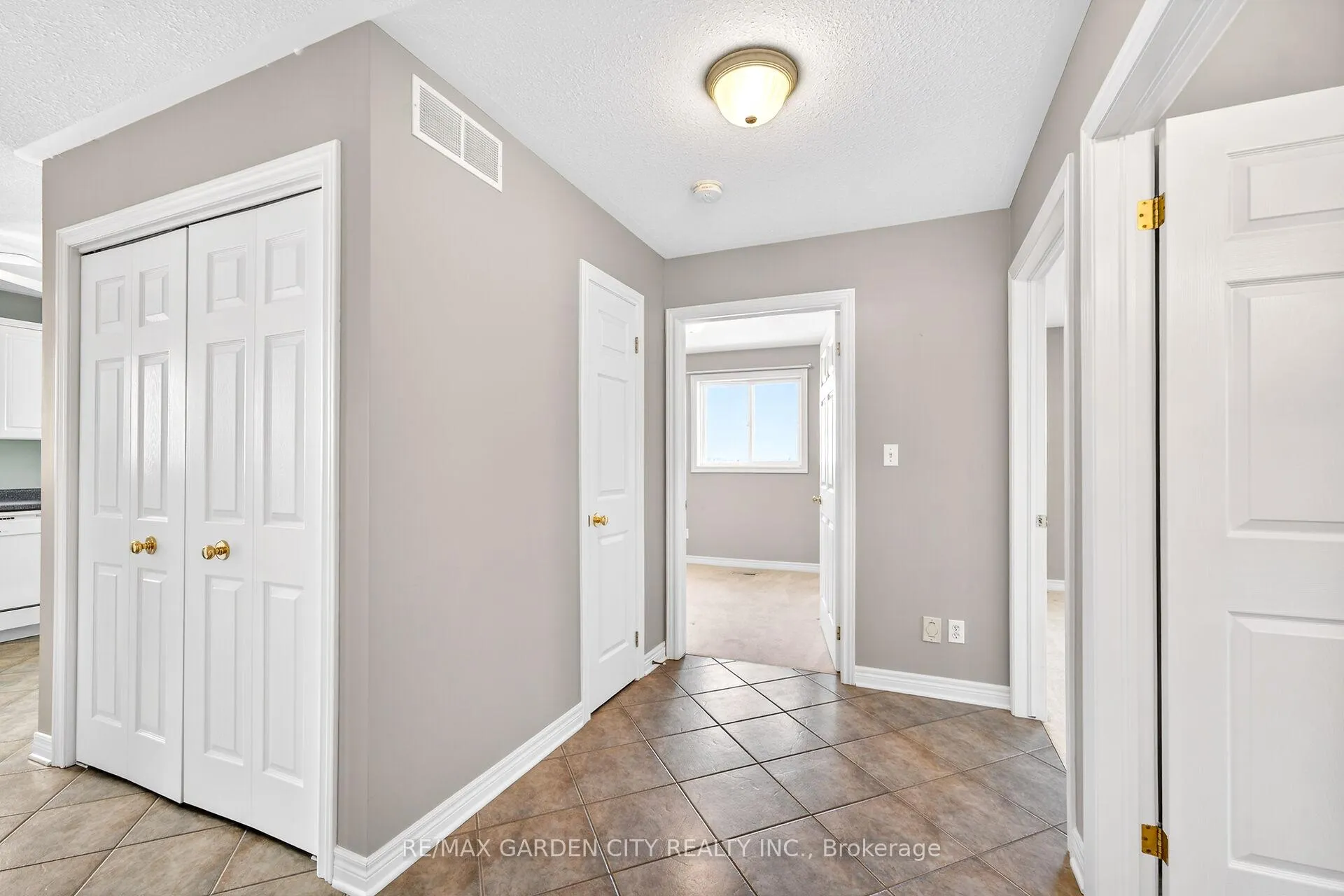 Photo 16 of 5117 meadowood Lane, Lincoln, Beamsville — HOMEH