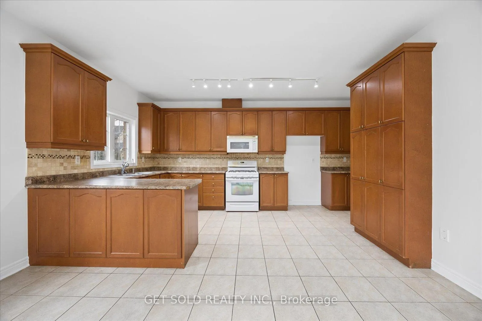 Photo 18 of 16 Deerchase Road, Brampton, Bram East — HOMEH