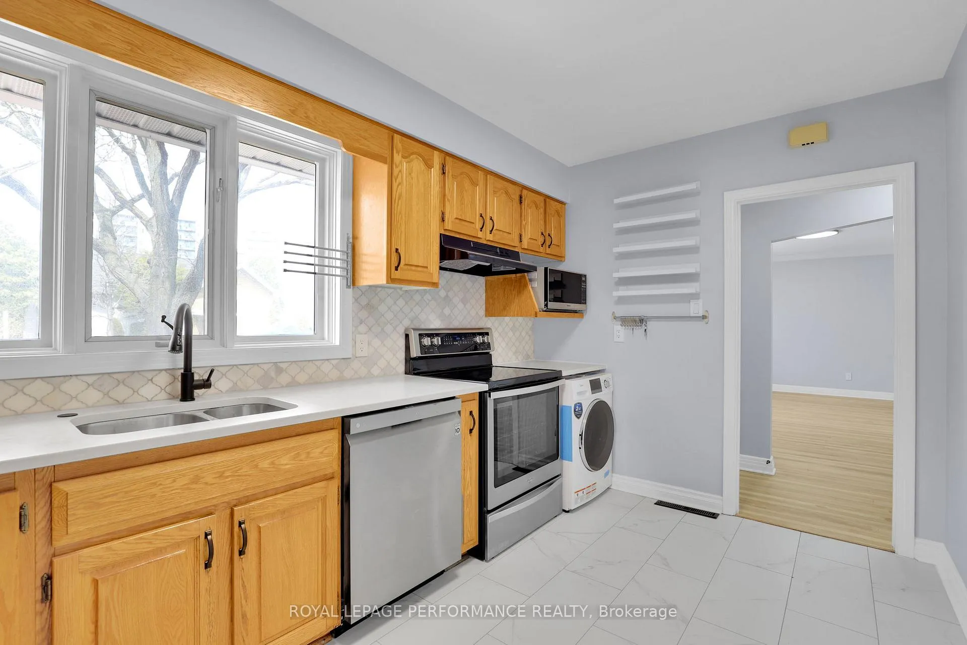 Photo 3 of Unit upper unit, 934 Smyth Road, Ottawa, Elmvale Acres/Urbandale — HOMEH